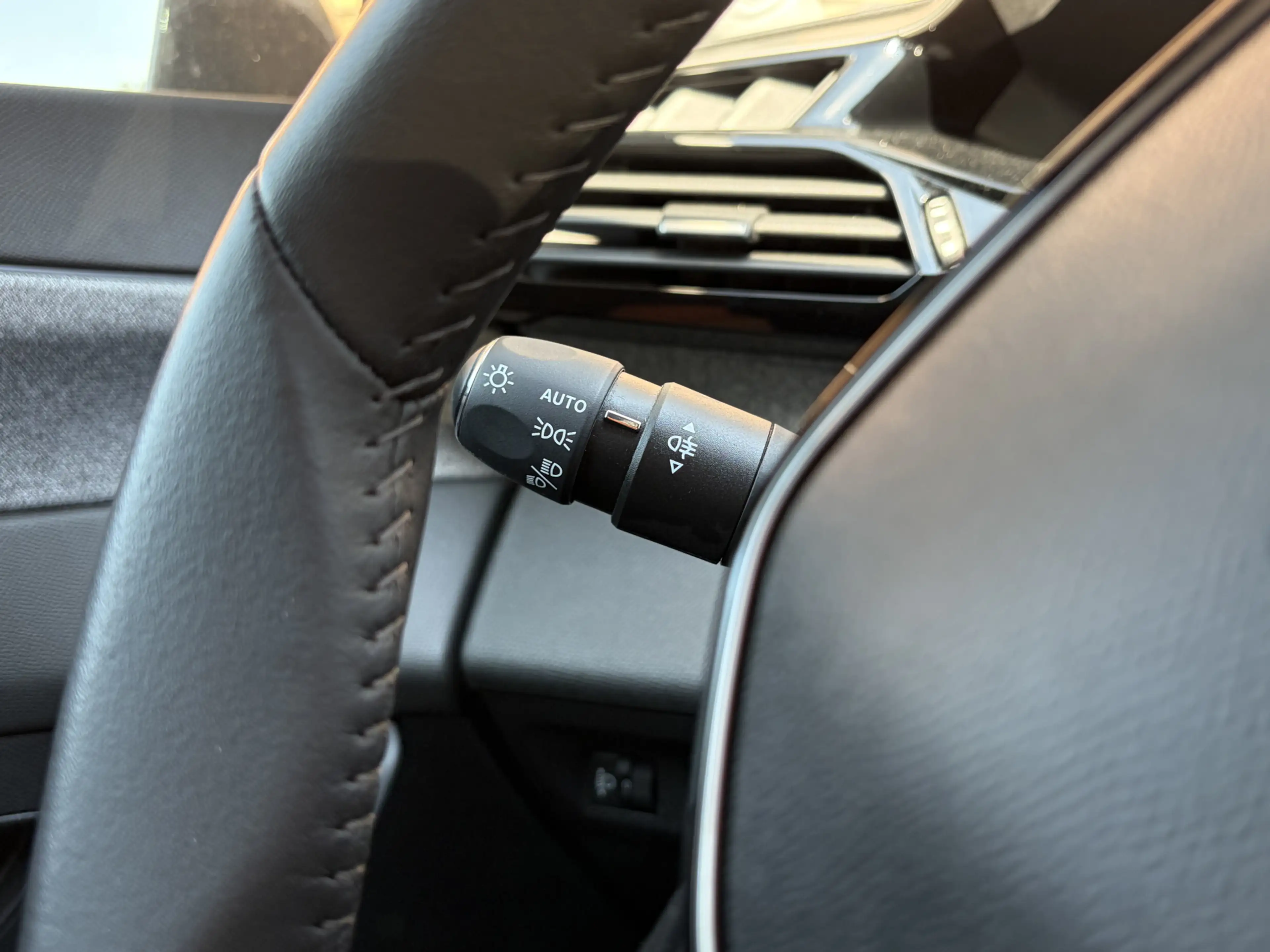 Peugeot 408 1.2 Hybrid 145 e-DCS6 Allure Cruise / Navi / Carpl — photo 23