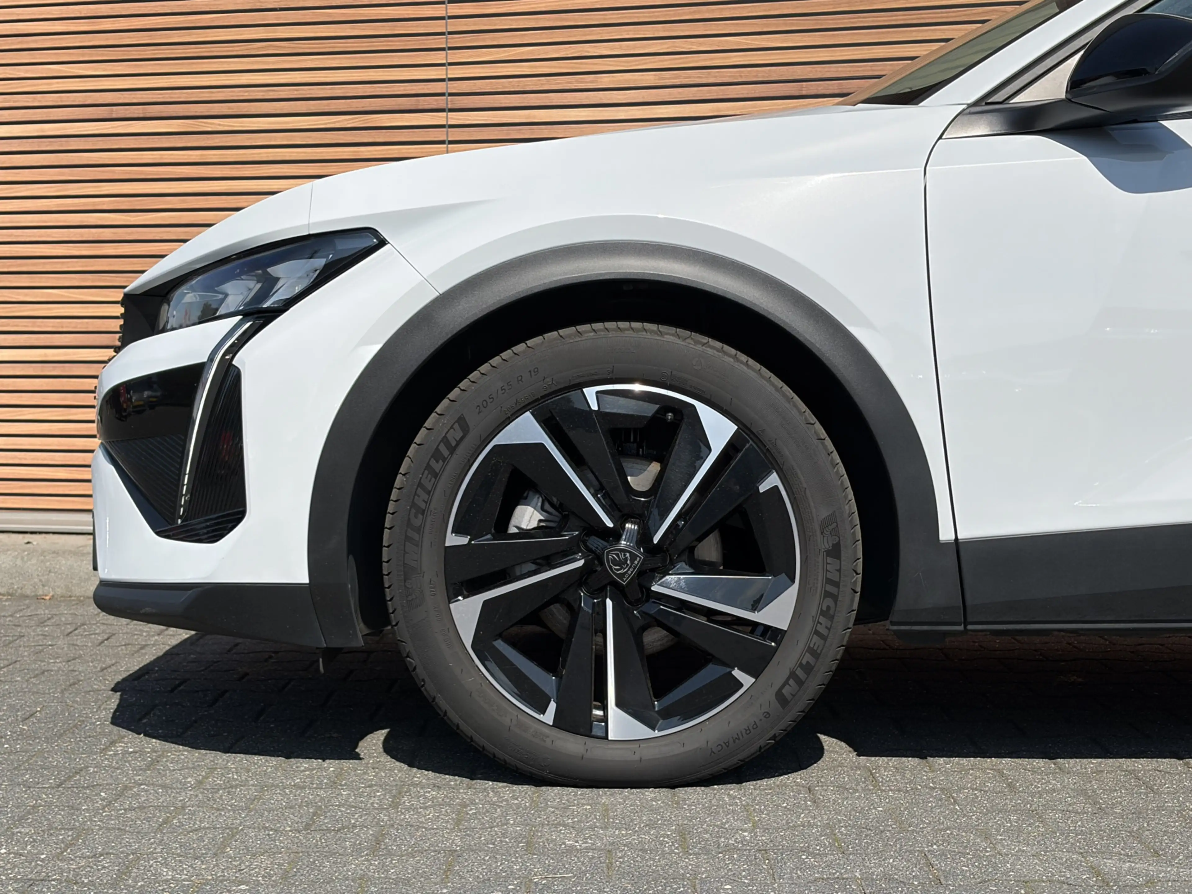 Peugeot 408 1.2 Hybrid 145 e-DCS6 Allure Cruise / Navi / Carpl — photo 13