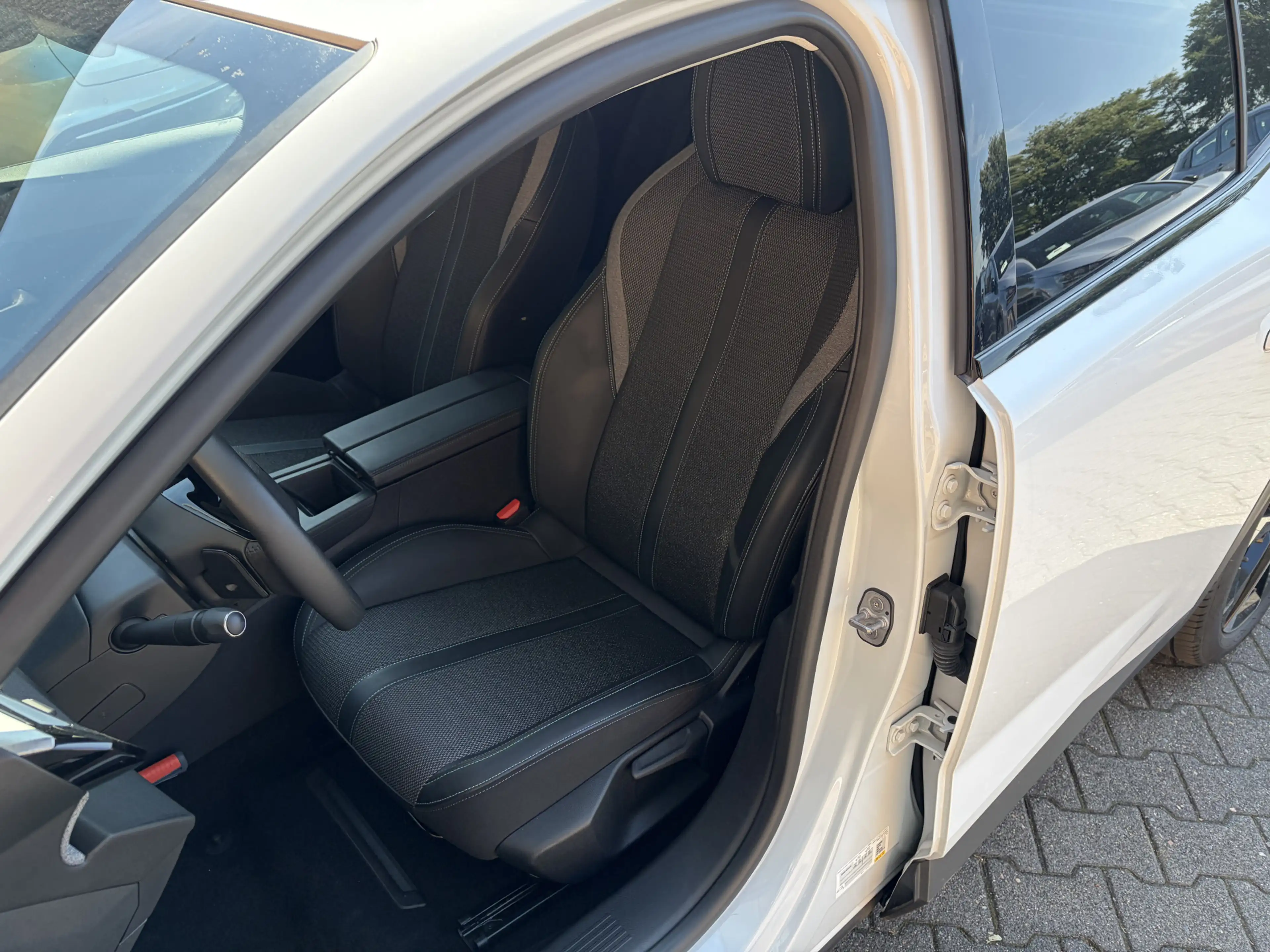 Peugeot 408 1.2 Hybrid 145 e-DCS6 Allure Cruise / Navi / Carpl — photo 42
