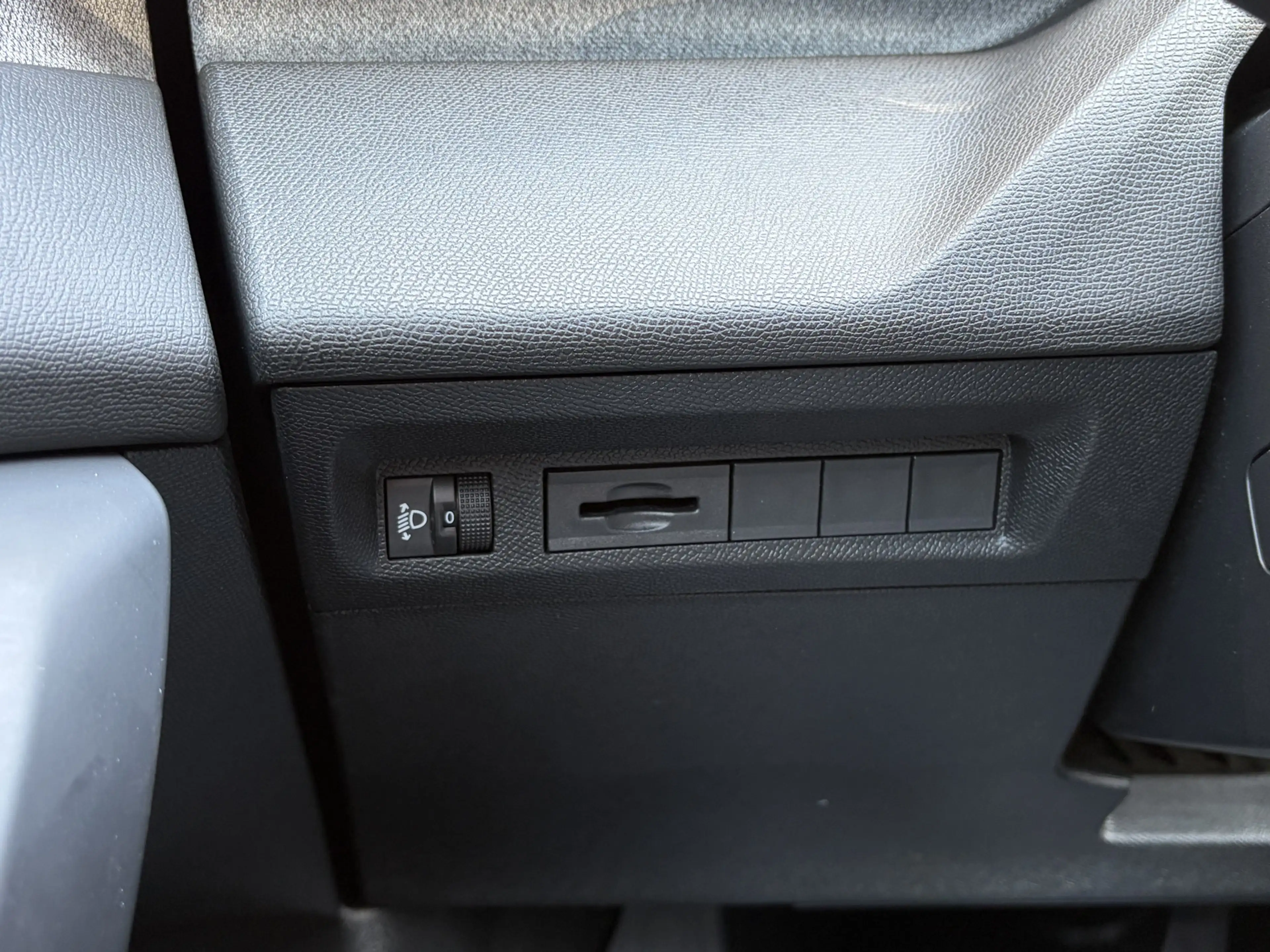 Peugeot 408 1.2 Hybrid 145 e-DCS6 Allure Cruise / Navi / Carpl — photo 41