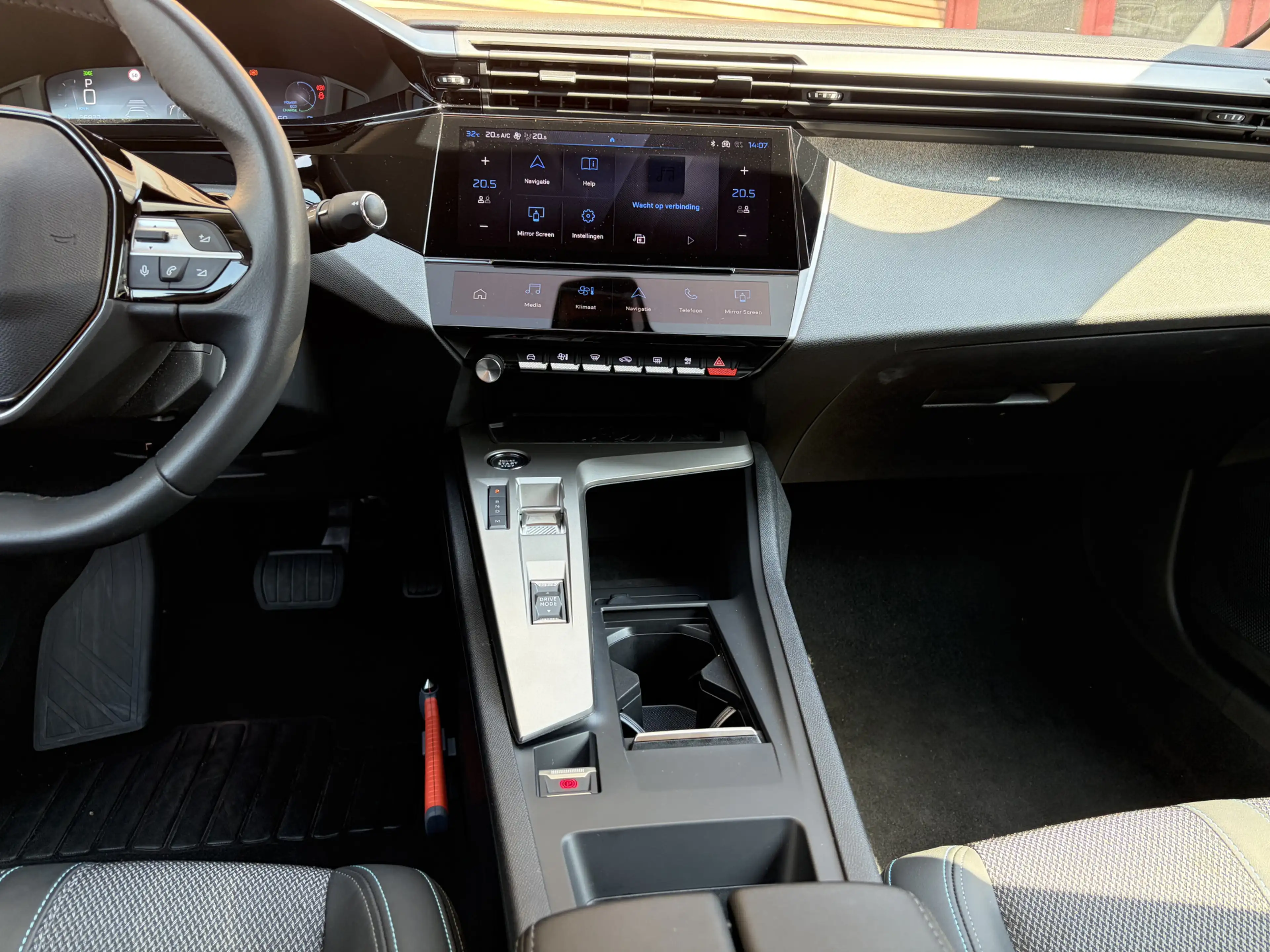 Peugeot 408 1.2 Hybrid 145 e-DCS6 Allure Cruise / Navi / Carpl — photo 28