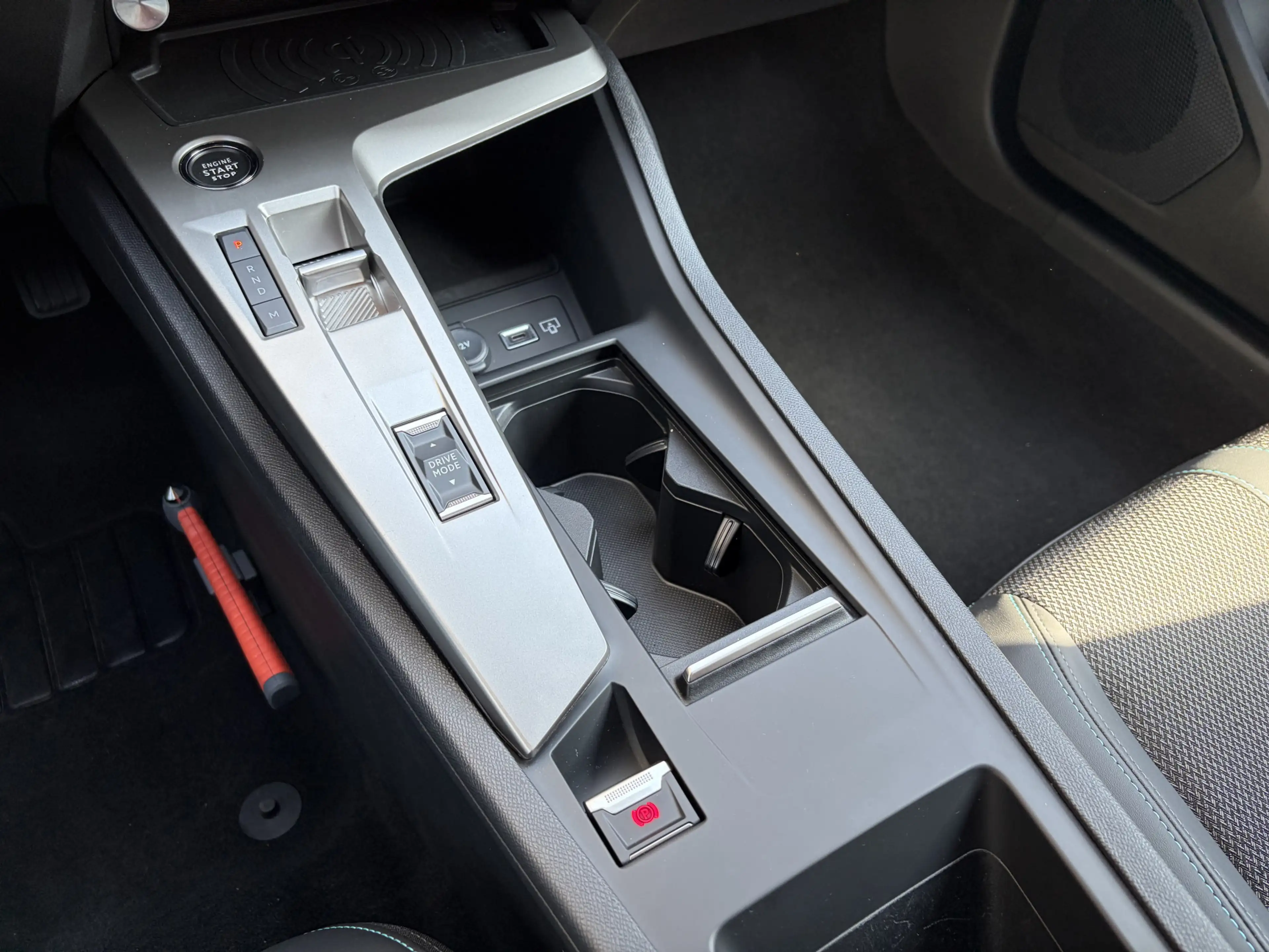 Peugeot 408 1.2 Hybrid 145 e-DCS6 Allure Cruise / Navi / Carpl — photo 29