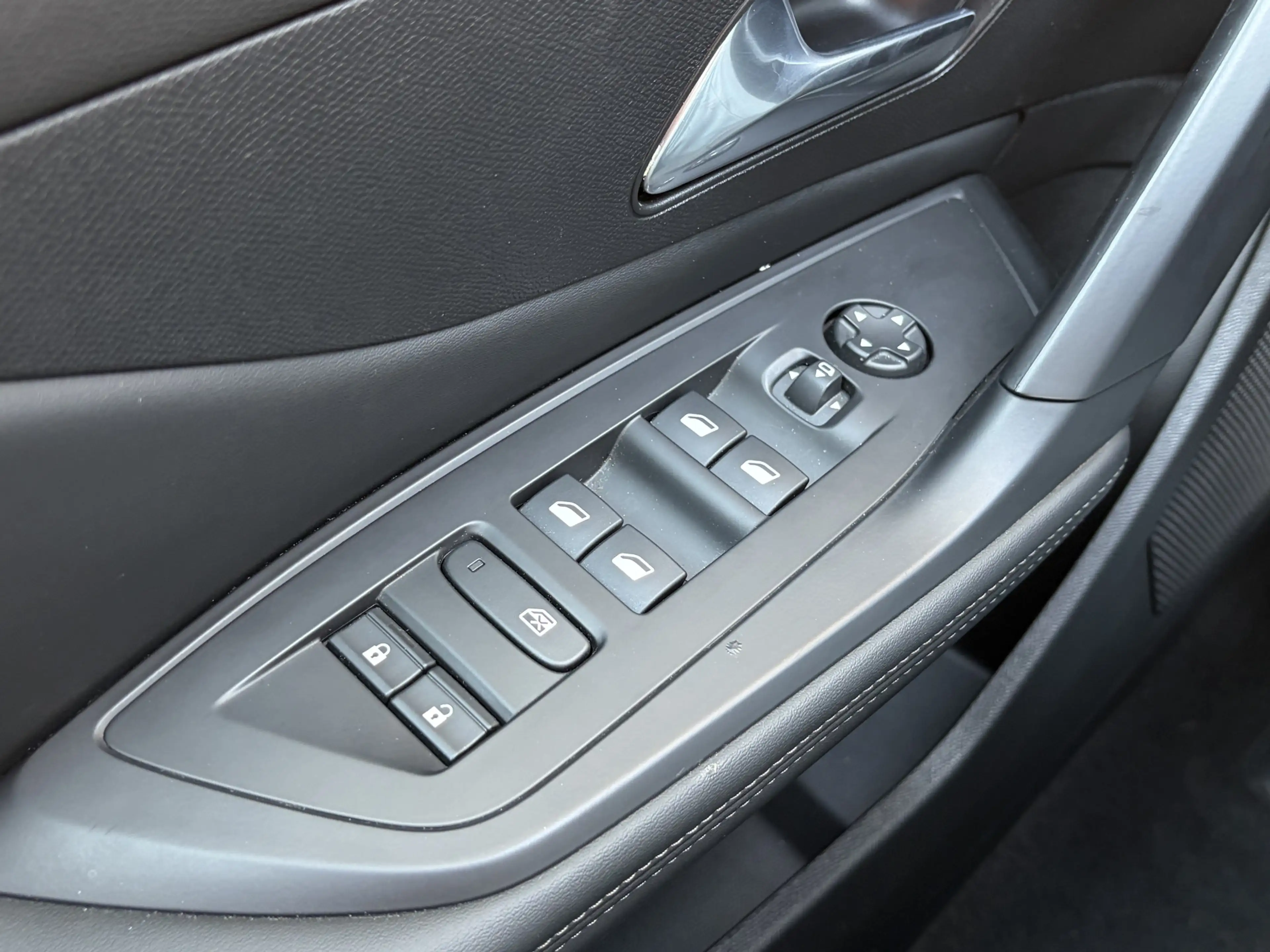 Peugeot 408 1.2 Hybrid 145 e-DCS6 Allure Cruise / Navi / Carpl — photo 40
