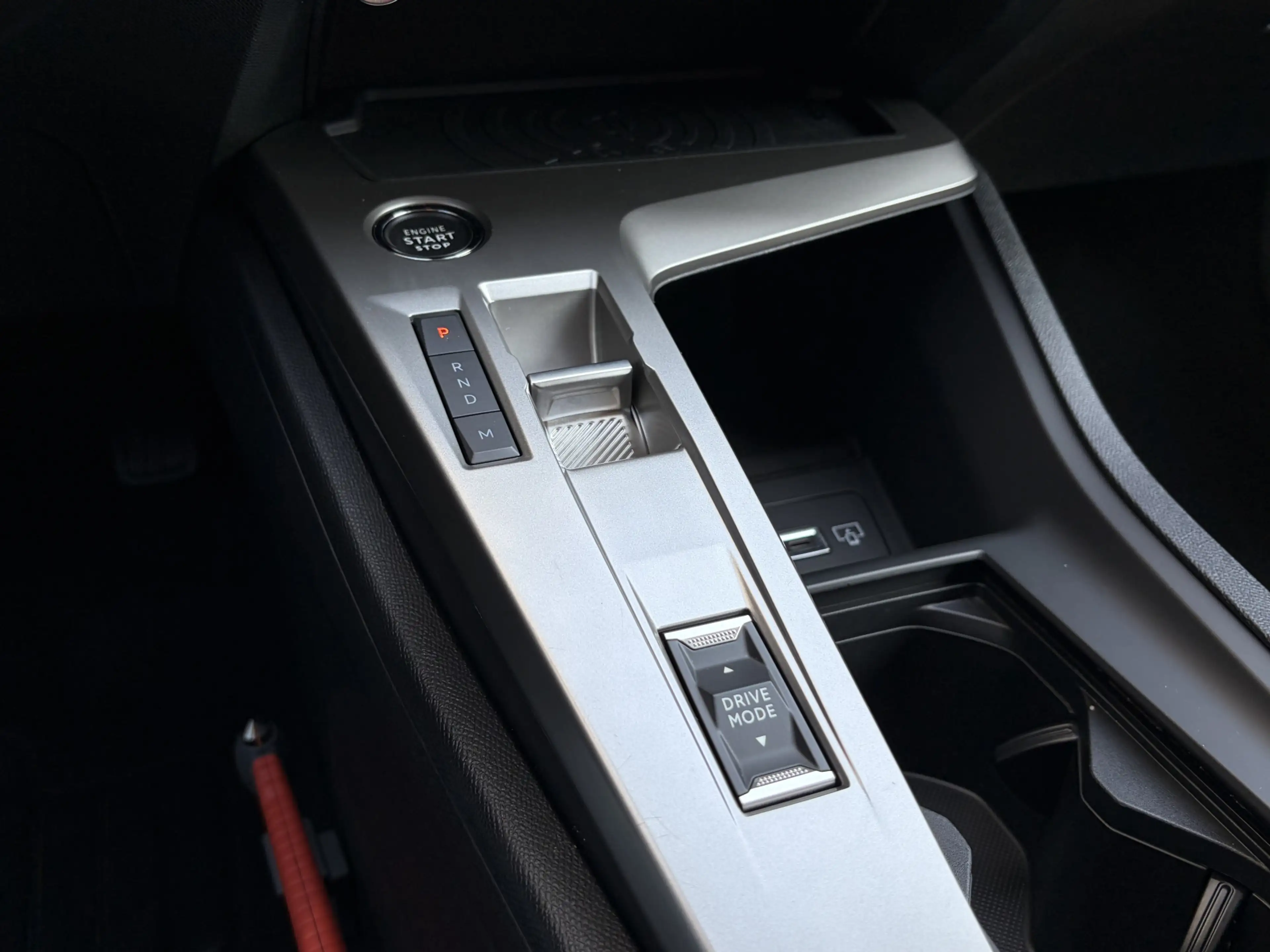 Peugeot 408 1.2 Hybrid 145 e-DCS6 Allure Cruise / Navi / Carpl — photo 31