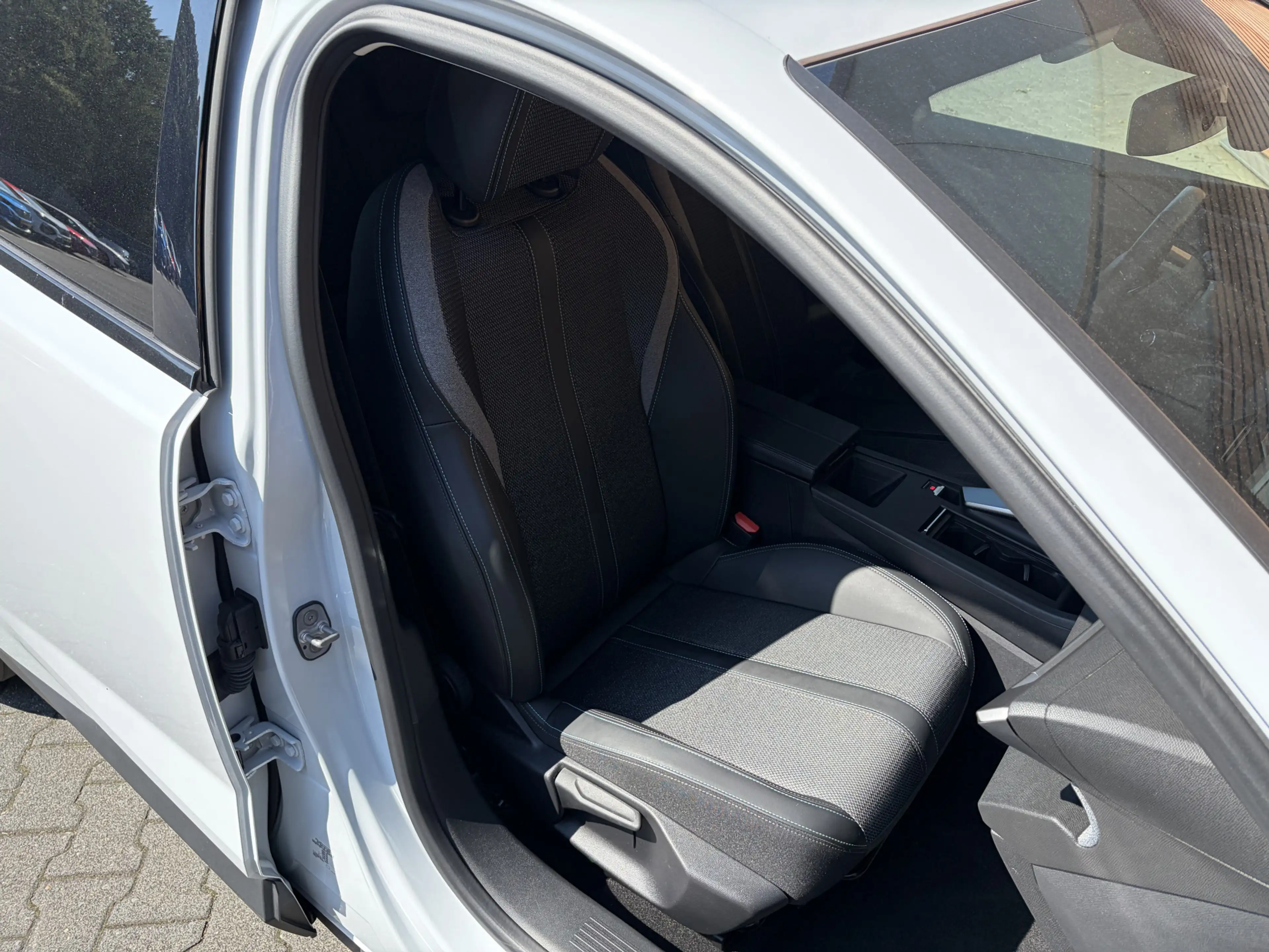 Peugeot 408 1.2 Hybrid 145 e-DCS6 Allure Cruise / Navi / Carpl — photo 44