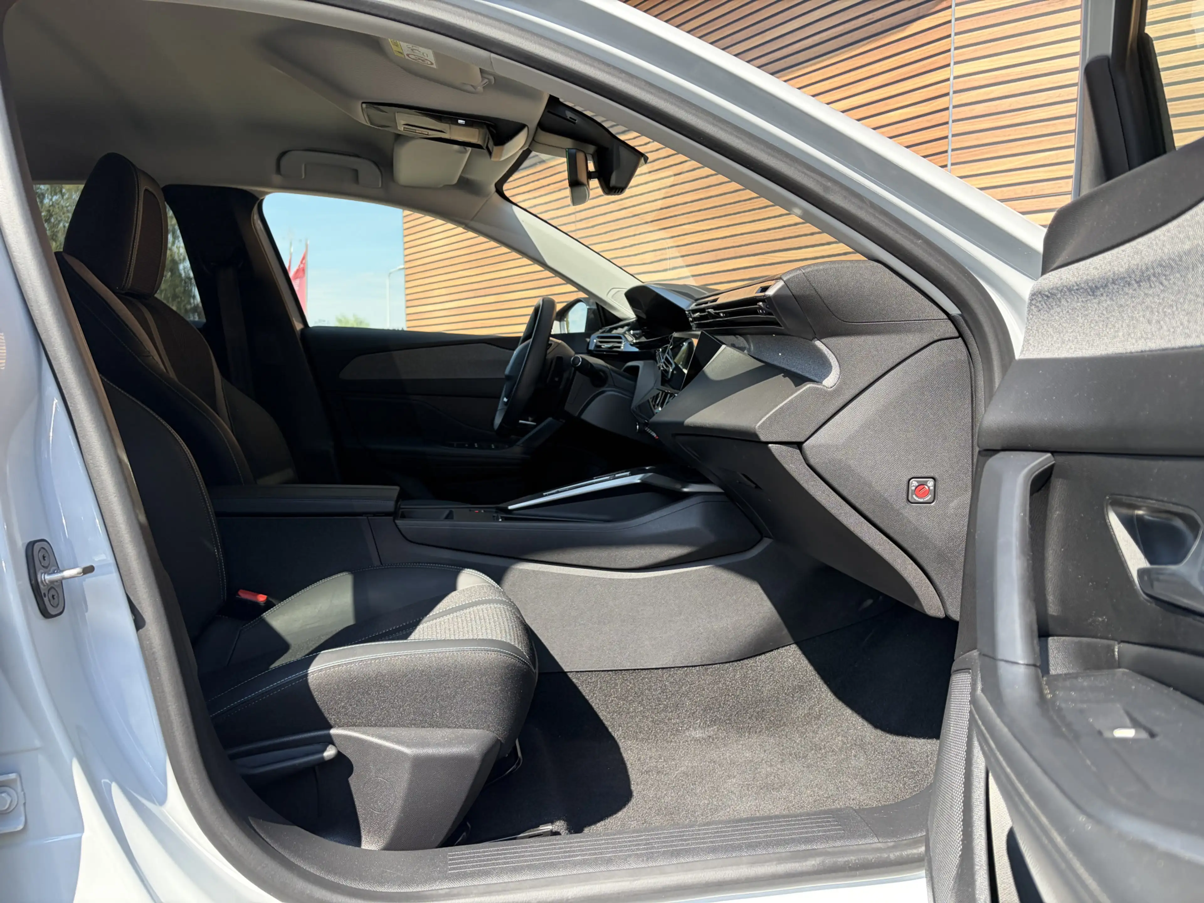 Peugeot 408 1.2 Hybrid 145 e-DCS6 Allure Cruise / Navi / Carpl — photo 45