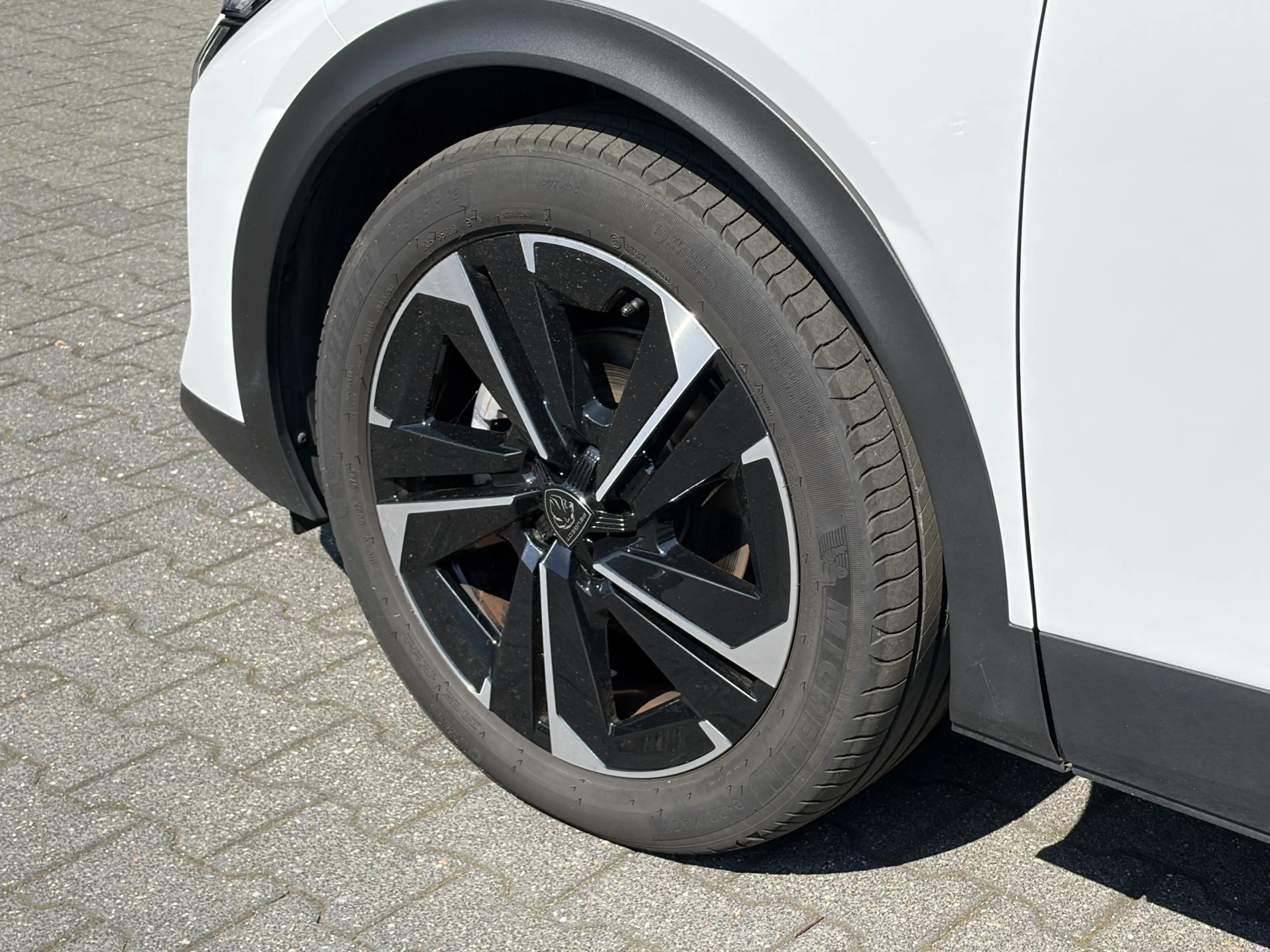 Peugeot 408 1.2 Hybrid 145 e-DCS6 Allure Cruise / Navi / Carpl — photo 14