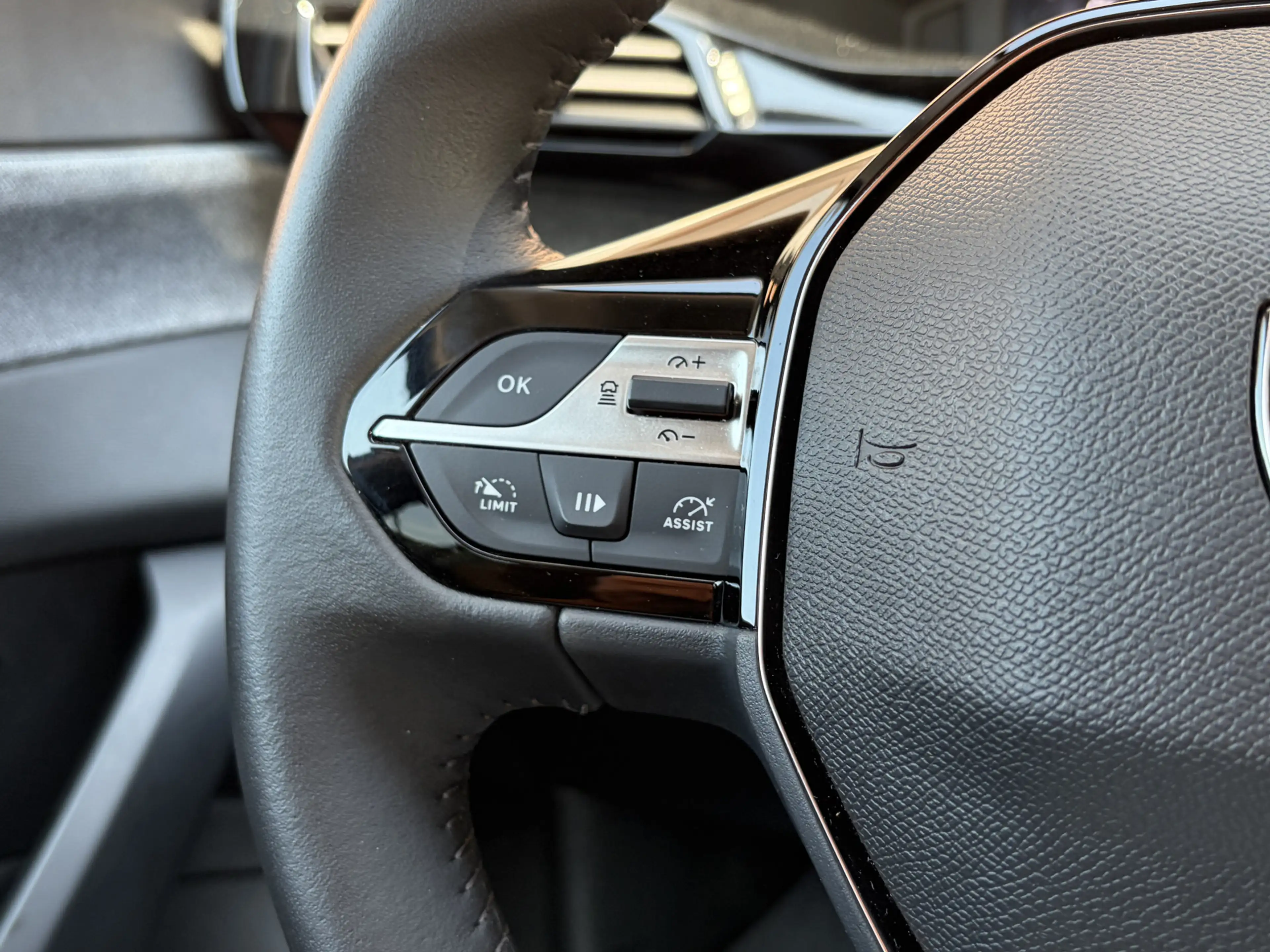 Peugeot 408 1.2 Hybrid 145 e-DCS6 Allure Cruise / Navi / Carpl — photo 24