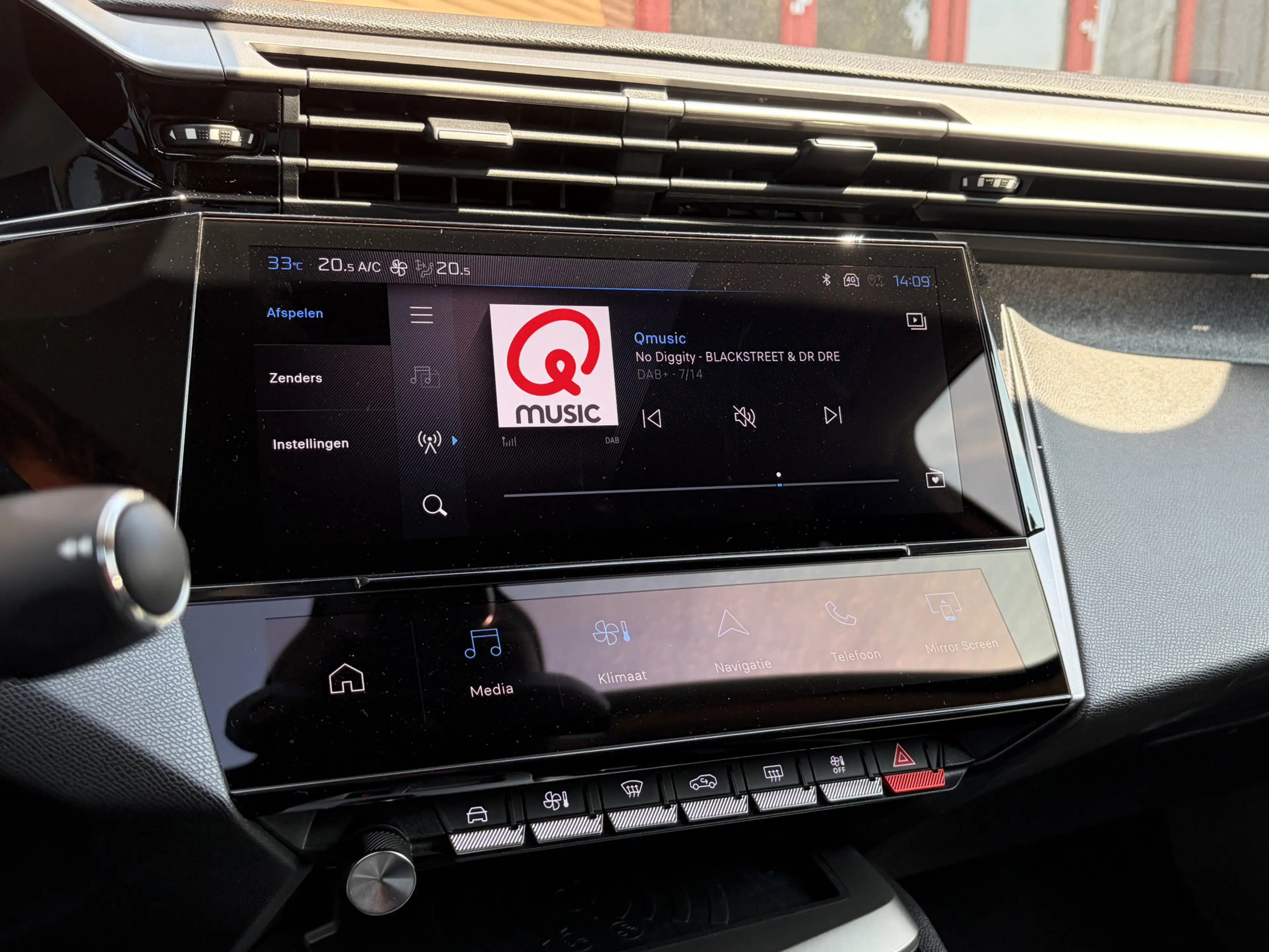 Peugeot 408 1.2 Hybrid 145 e-DCS6 Allure Cruise / Navi / Carpl — photo 35