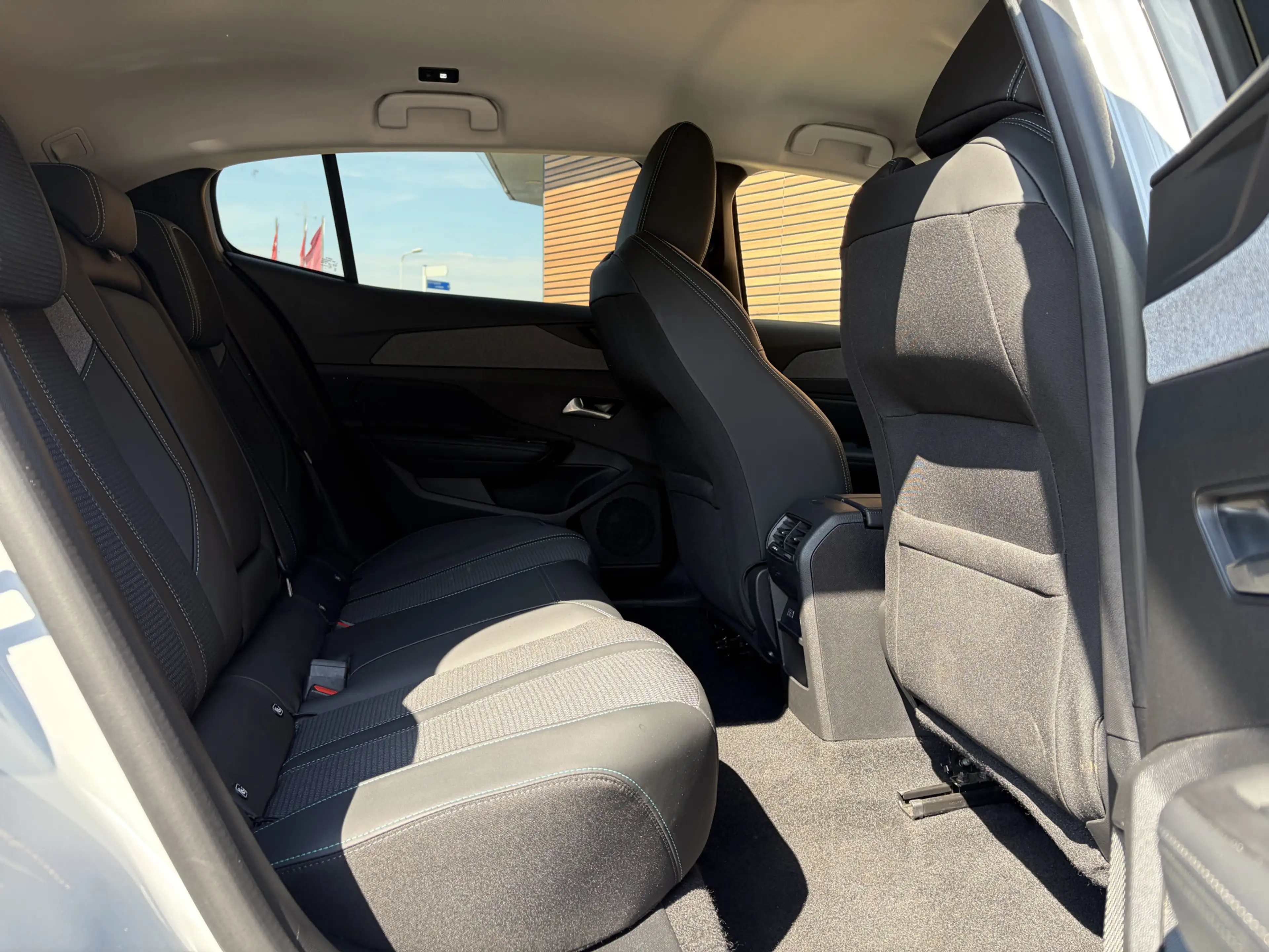 Peugeot 408 1.2 Hybrid 145 e-DCS6 Allure Cruise / Navi / Carpl — photo 46