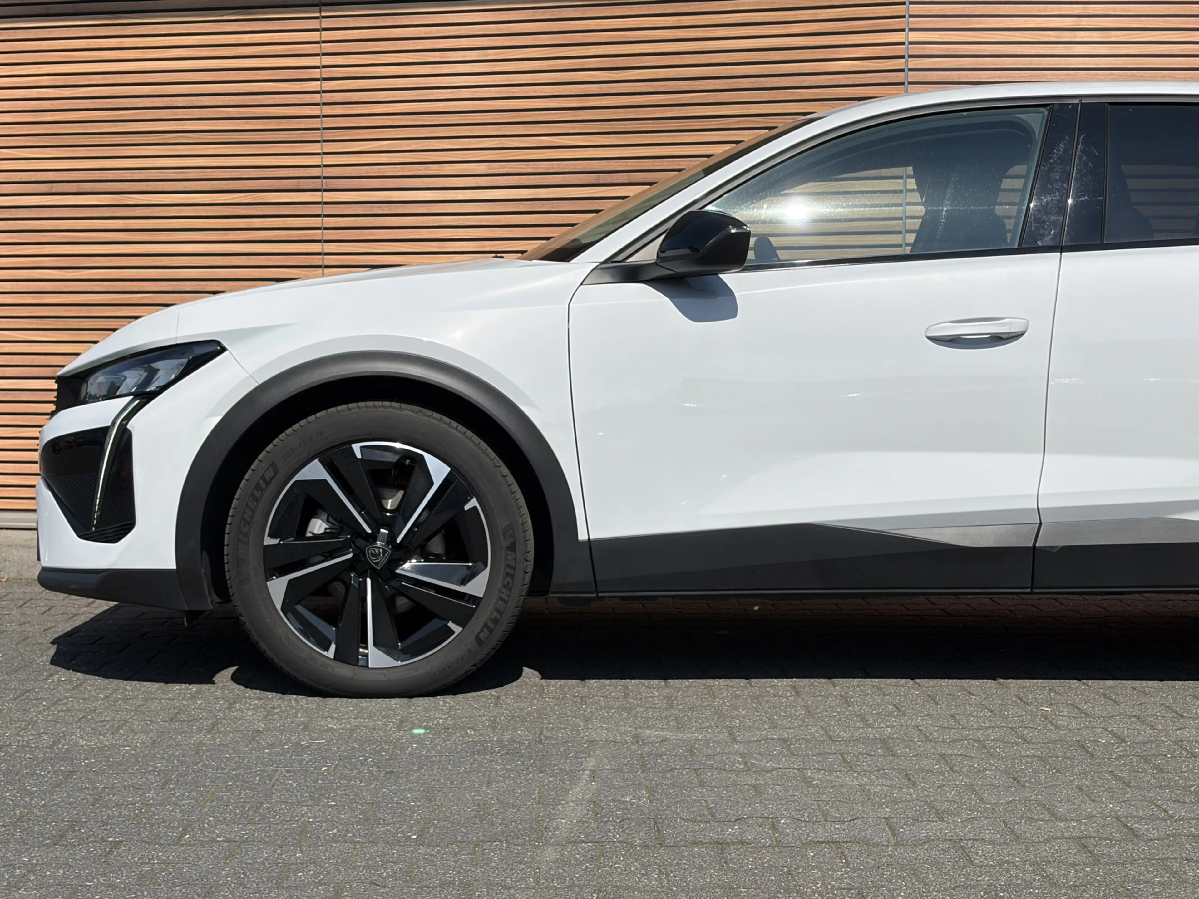 Peugeot 408 1.2 Hybrid 145 e-DCS6 Allure Cruise / Navi / Carpl — photo 12