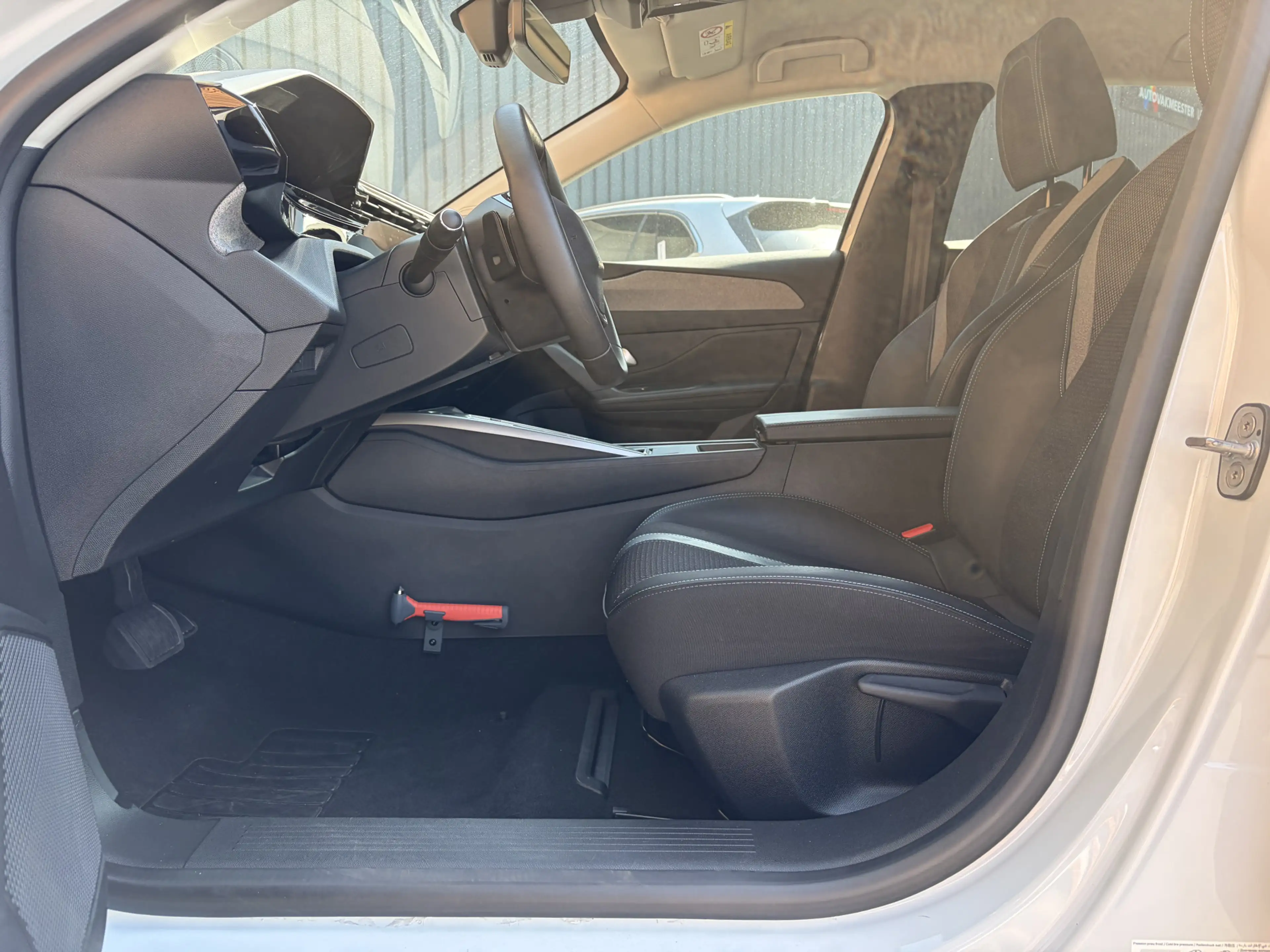 Peugeot 408 1.2 Hybrid 145 e-DCS6 Allure Cruise / Navi / Carpl — photo 43