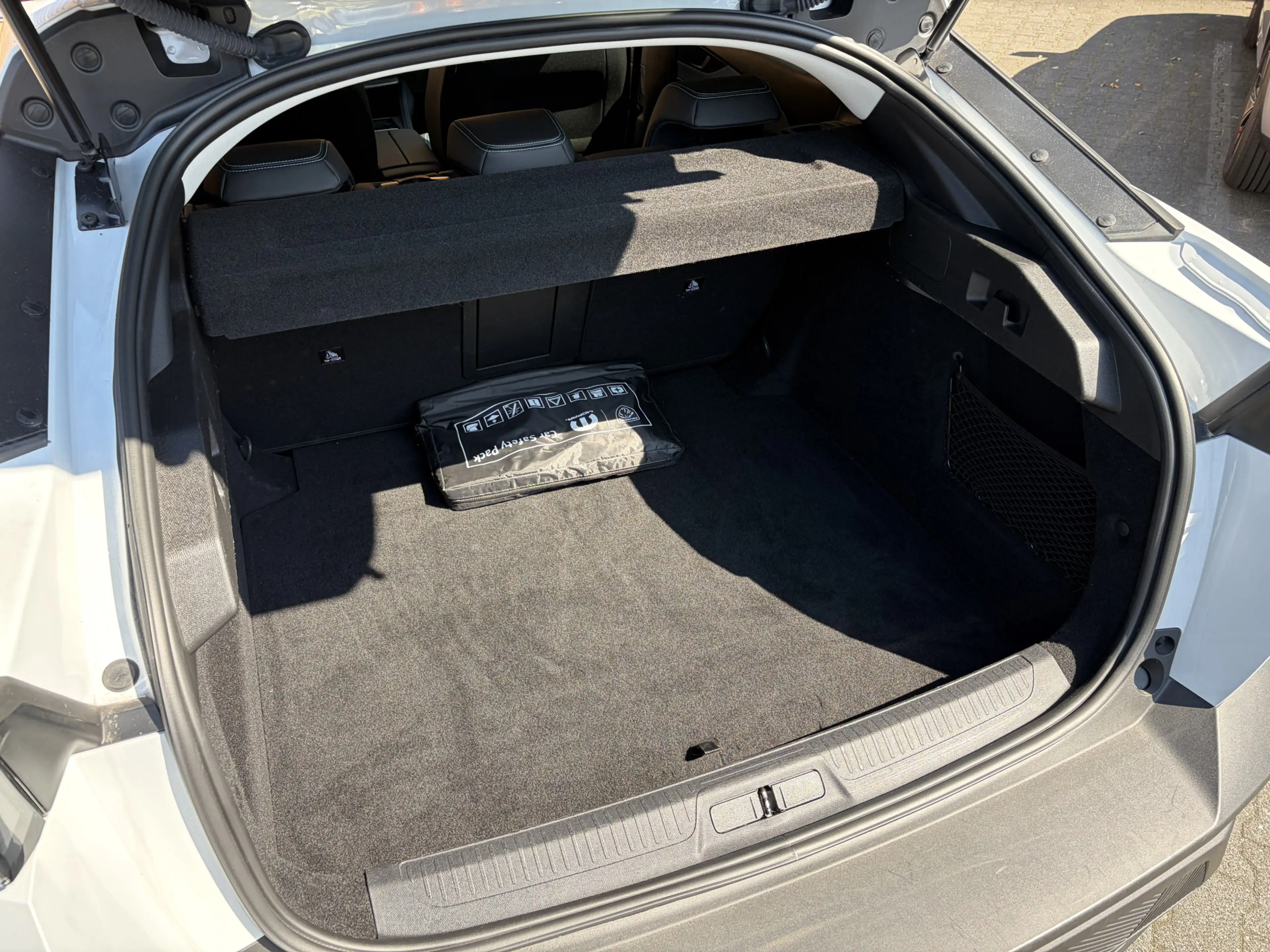 Peugeot 408 1.2 Hybrid 145 e-DCS6 Allure Cruise / Navi / Carpl — photo 20