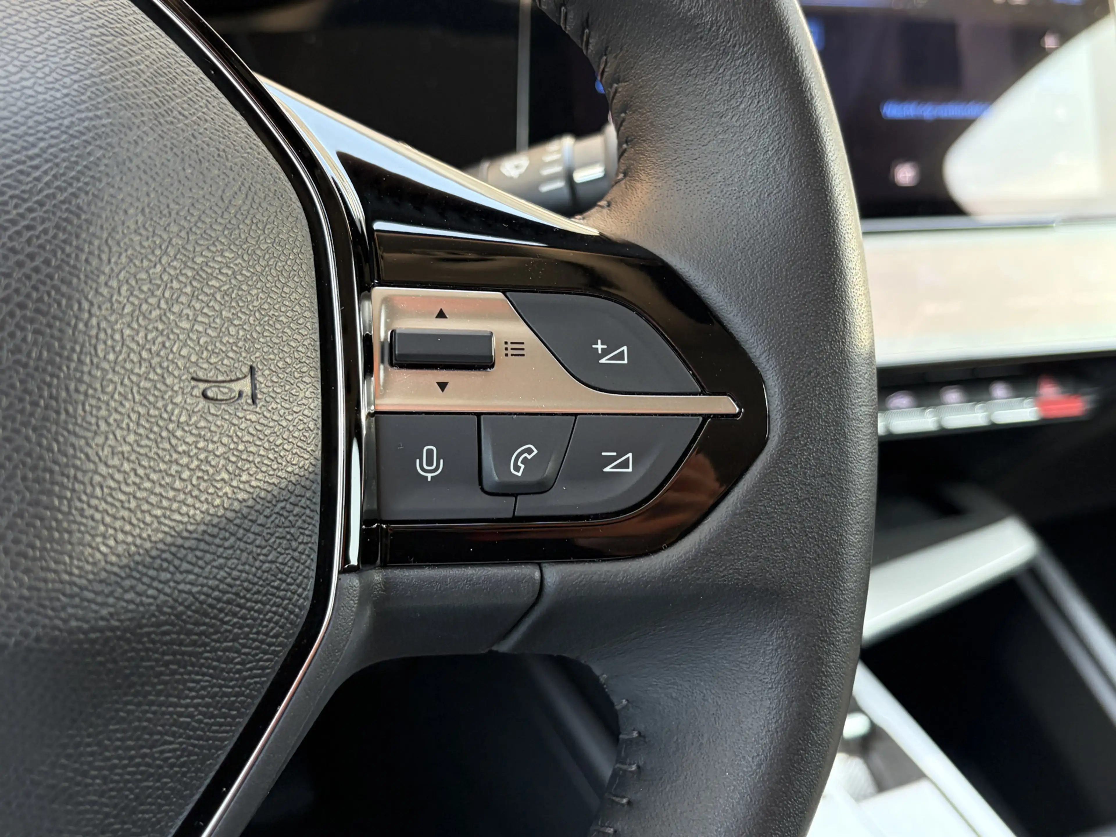Peugeot 408 1.2 Hybrid 145 e-DCS6 Allure Cruise / Navi / Carpl — photo 26