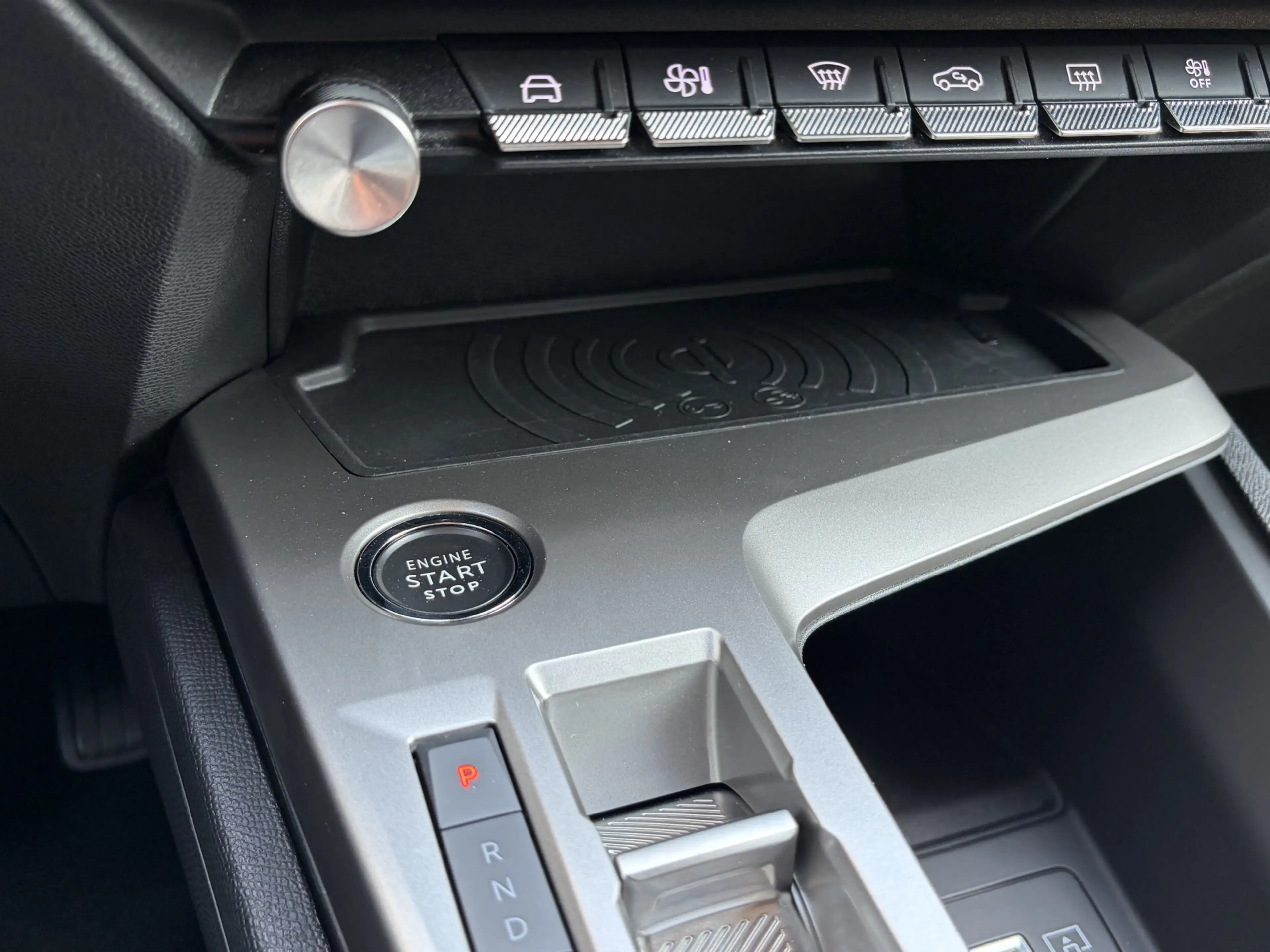 Peugeot 408 1.2 Hybrid 145 e-DCS6 Allure Cruise / Navi / Carpl — photo 32