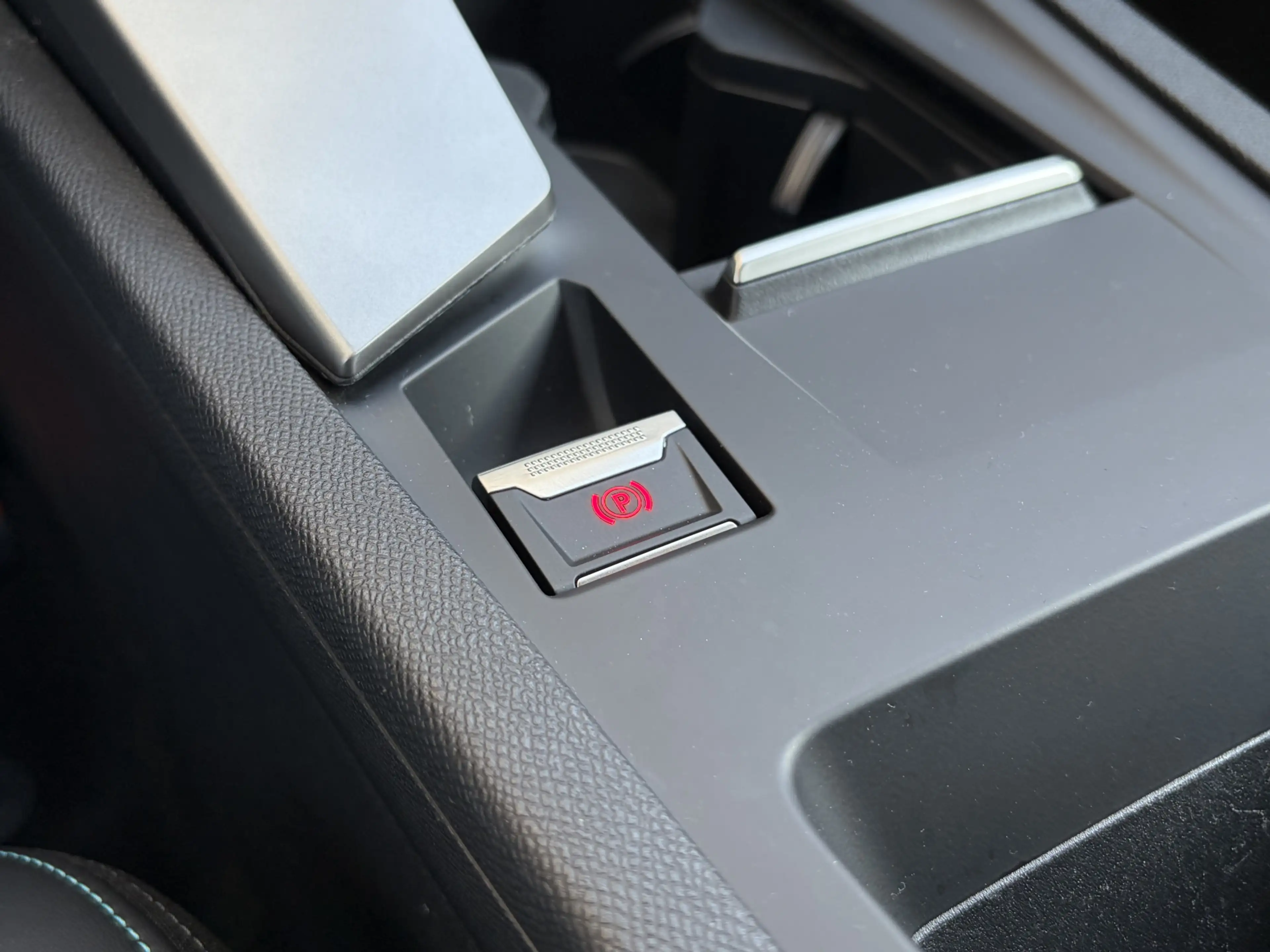 Peugeot 408 1.2 Hybrid 145 e-DCS6 Allure Cruise / Navi / Carpl — photo 30