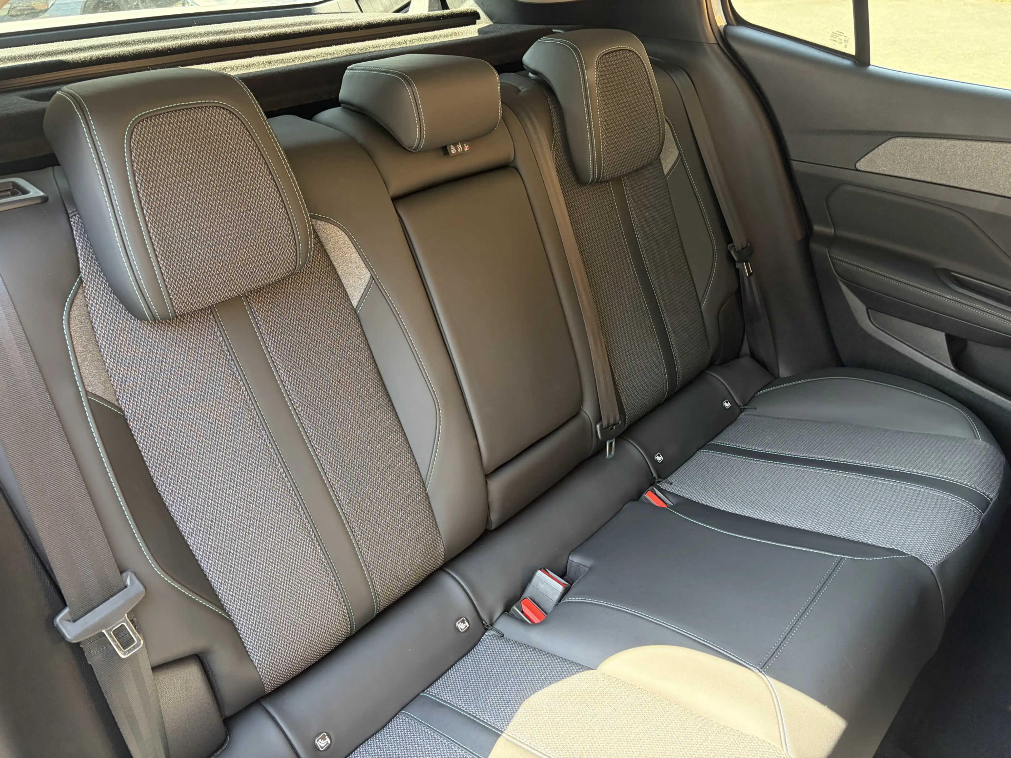 Peugeot 408 1.2 Hybrid 145 e-DCS6 Allure Cruise / Navi / Carpl — photo 47