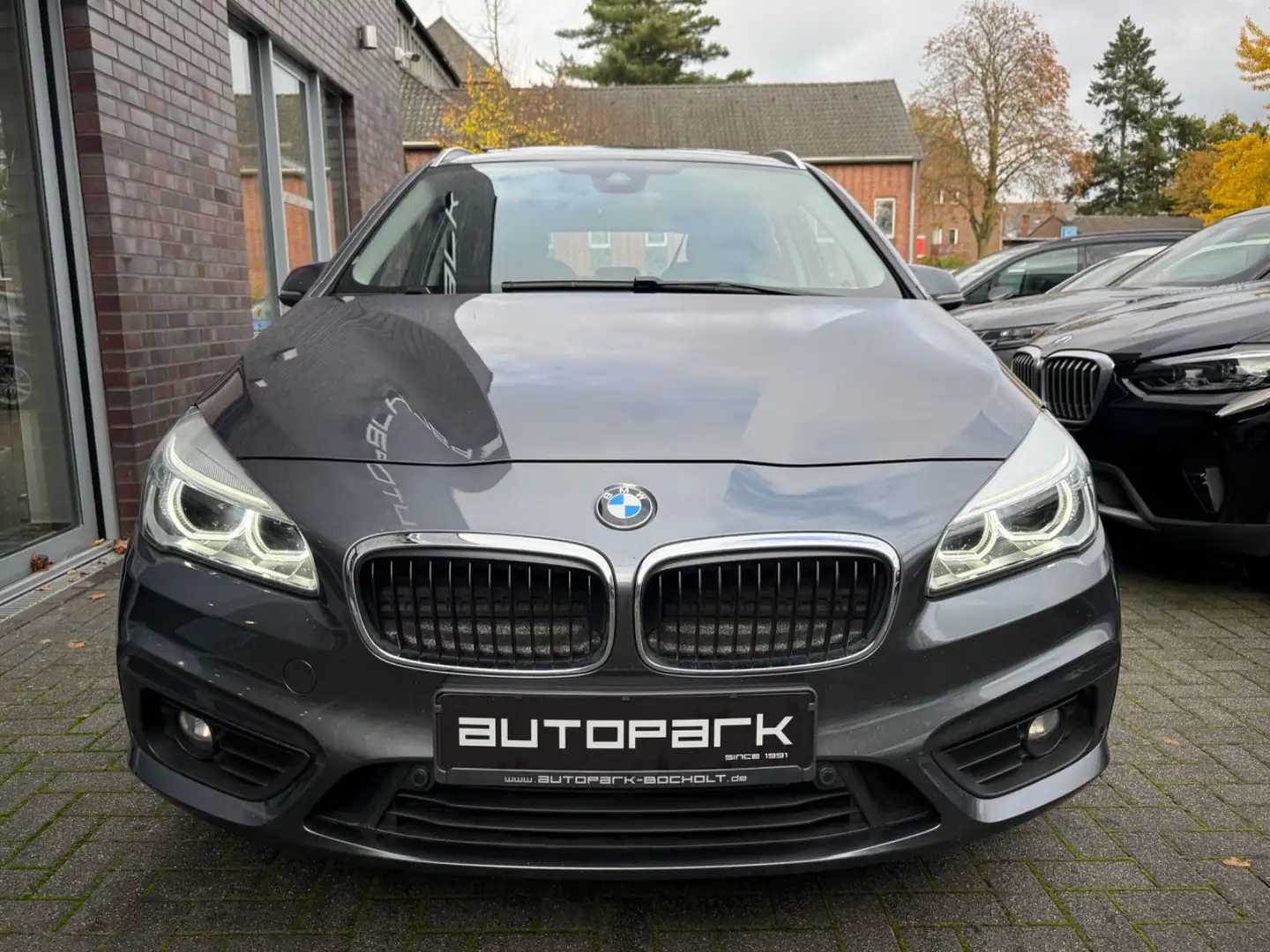 BMW 218 Automatik Panorama Navi LED Grau - 2