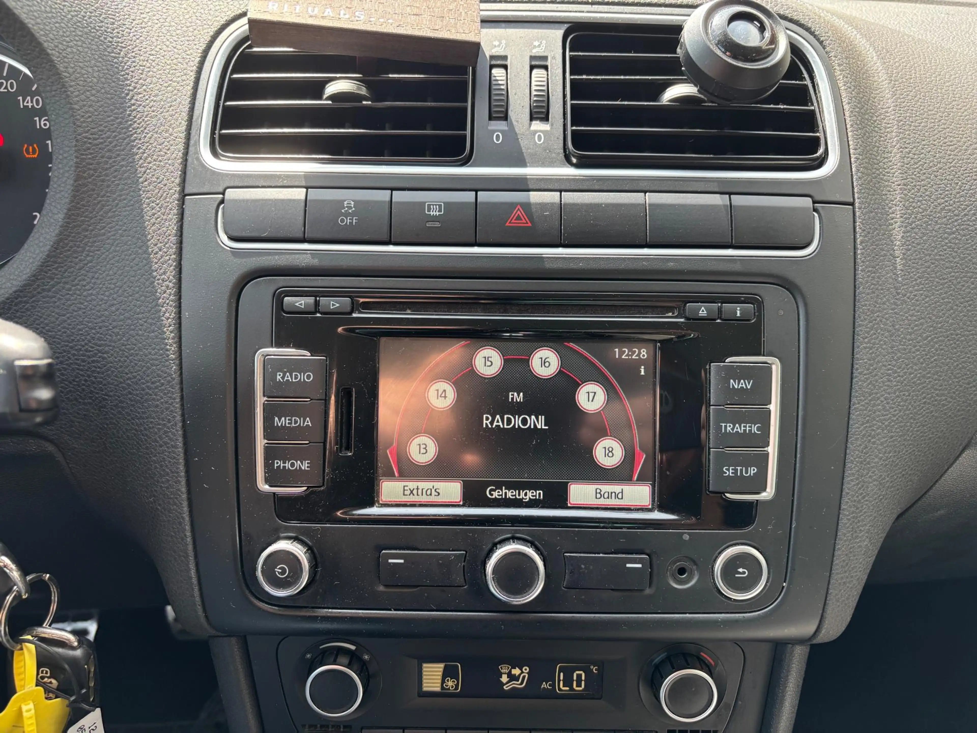 Volkswagen Polo Cross 1.2 TSI AIRCO NAVI — photo 7