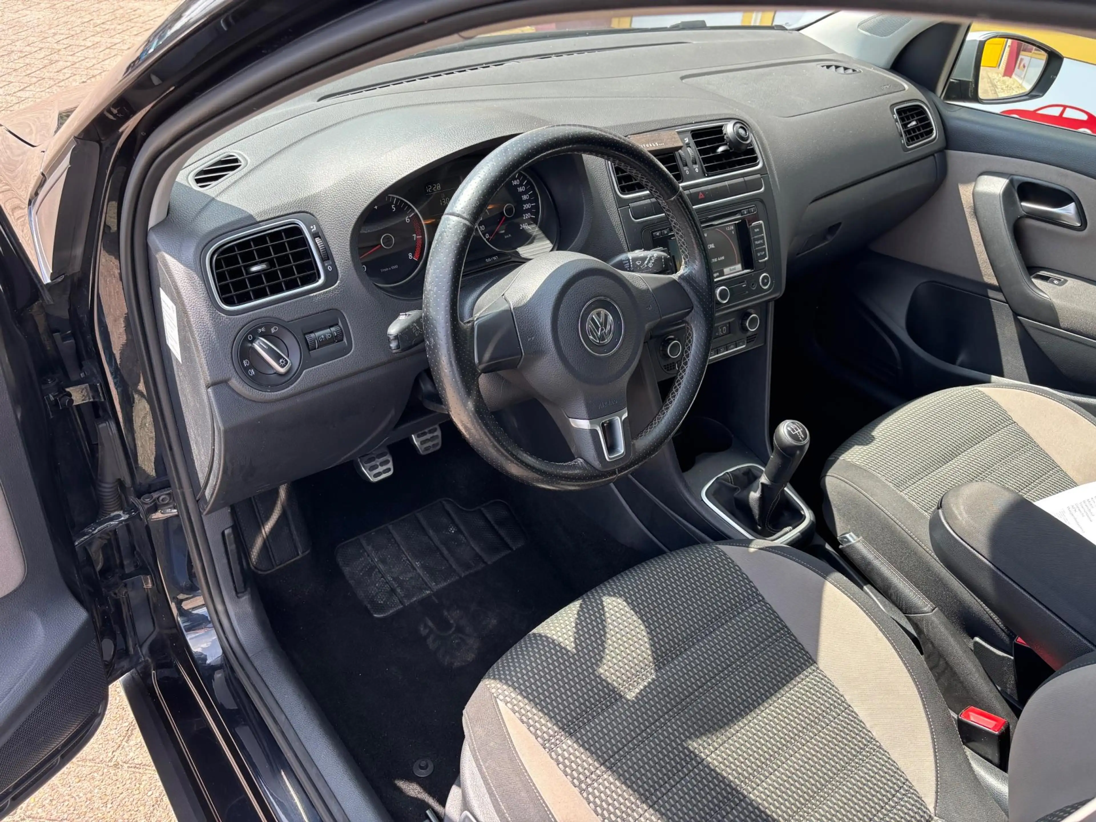 Volkswagen Polo Cross 1.2 TSI AIRCO NAVI — photo 4