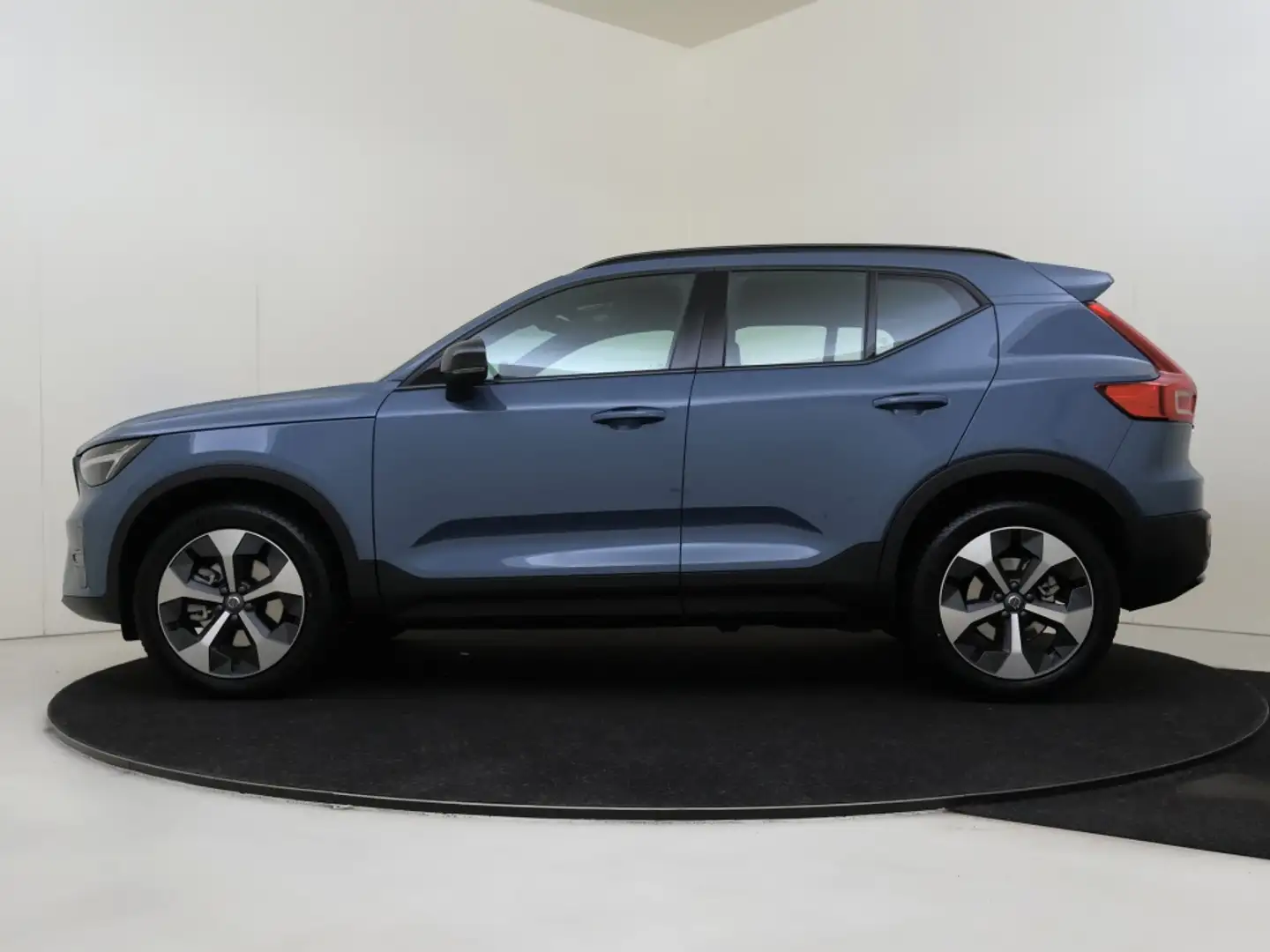 Volvo XC40 2.0 B4 Plus Dark | Trekhaak | H&K Audio | Memory | Bleu - 2