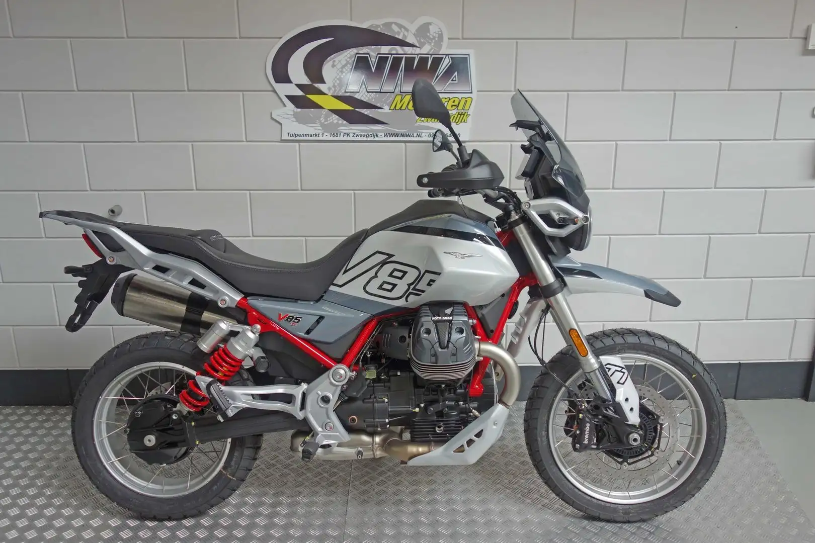 Moto Guzzi V 85 TT Wit - 1