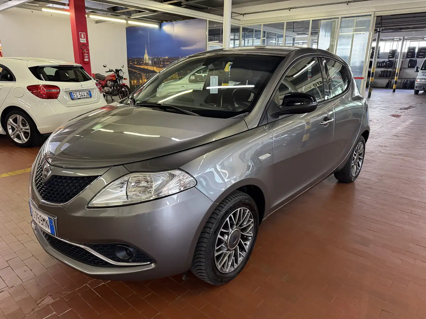 Lancia Ypsilon 1.2 Gold 69cv Gris - 2