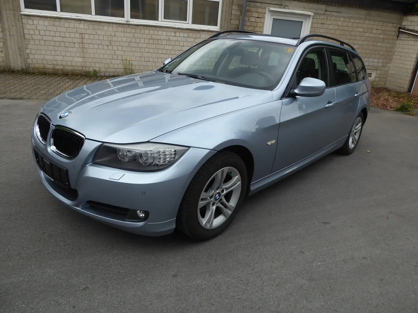 BMW 318 i Touring Anhängerkupplung PDC v+h Klimaauto Plateado - 2
