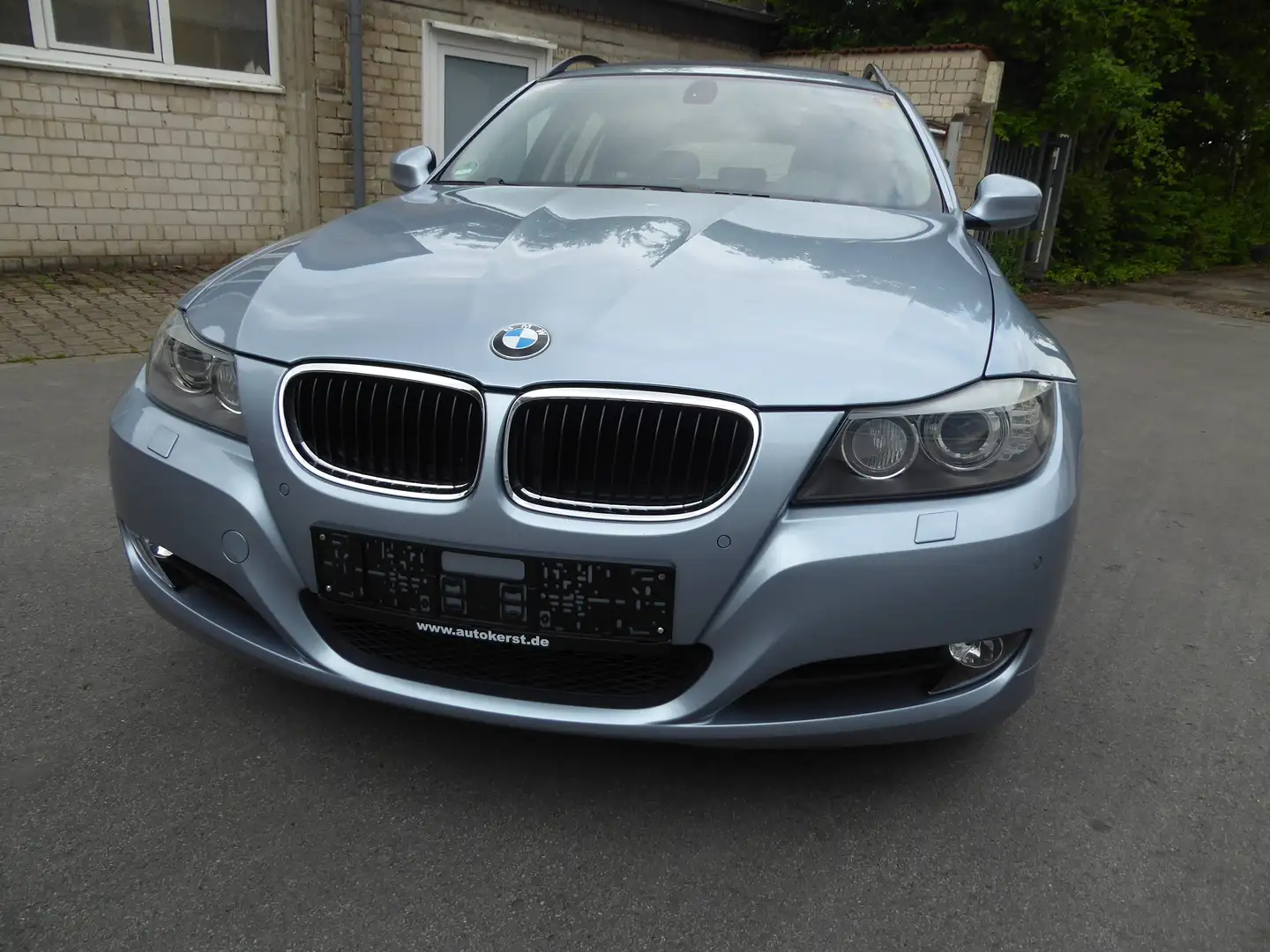 BMW 318 i Touring Anhängerkupplung PDC v+h Klimaauto Plateado - 1