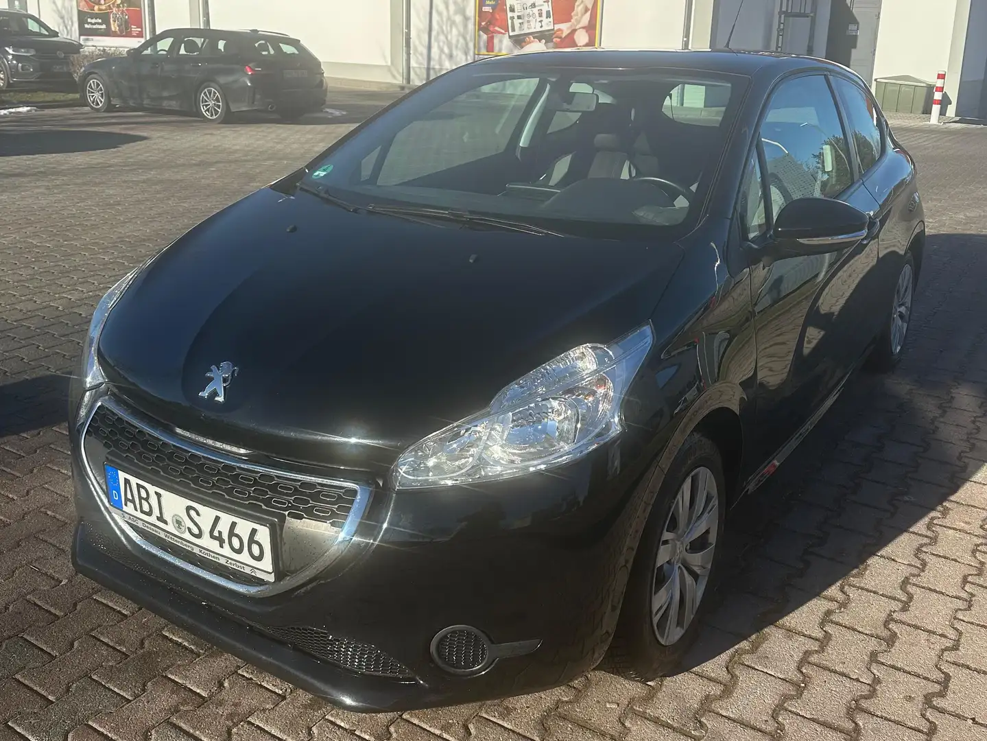Peugeot 208 Active Schwarz - 1