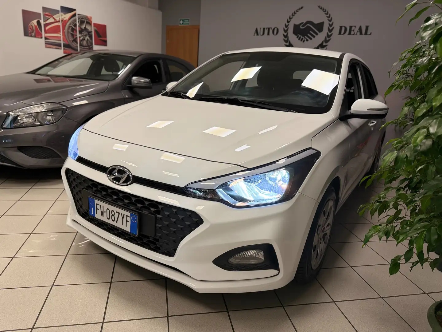 Hyundai i20 i20  5p 1.2 mpi Connectline 75cv Weiß - 1