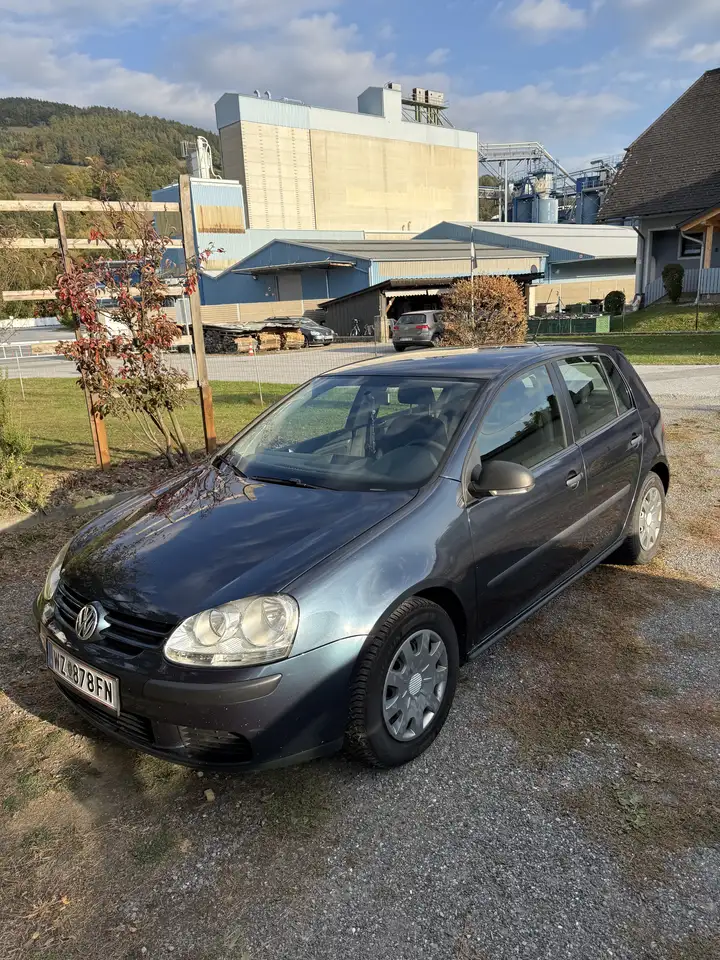 Volkswagen Golf Trendline 1,9 TDi — photo 1 of 6
