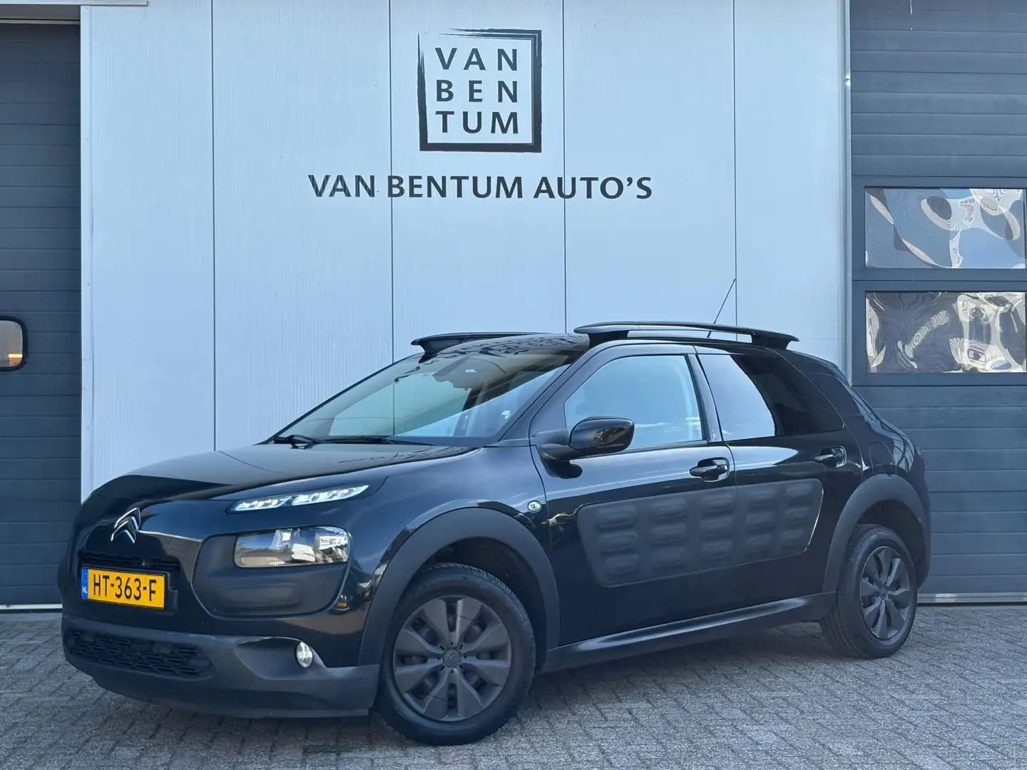 Citroen C4 Cactus 1.6 BlueHDi 100pk Pano Navi Camera Airco Cruise Zwart - 1