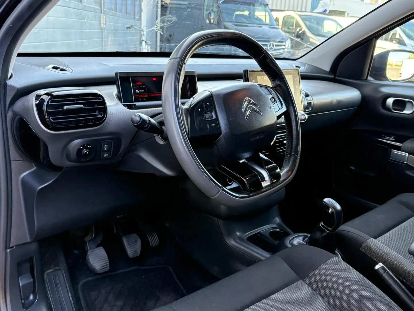 Citroen C4 Cactus 1.6 BlueHDi 100pk Pano Navi Camera Airco Cruise Zwart - 2