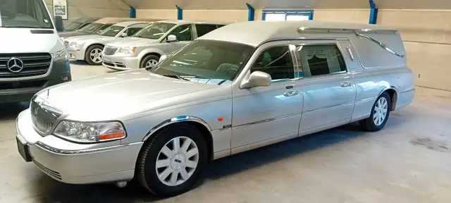 Lincoln Town Car LEICHENWAGEN-CORBILLARD-HEARSE-FACELIFT