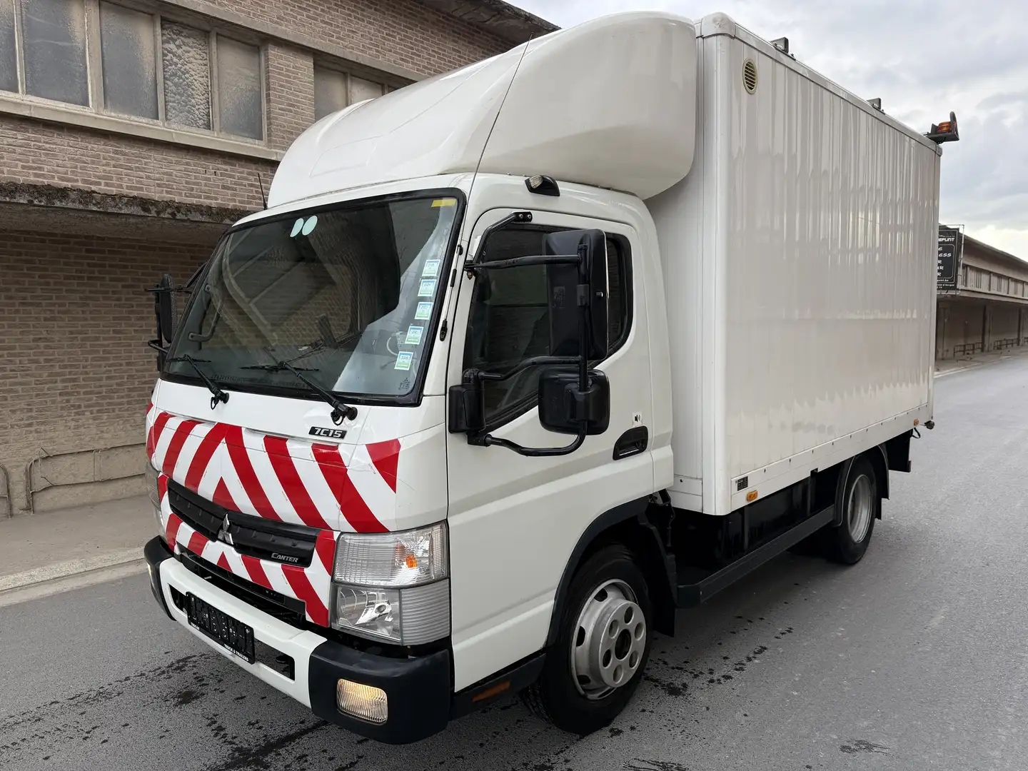 Mitsubishi Canter Fuso de 2015/04 avec Caisse Hayon et 97000 km ! - 1