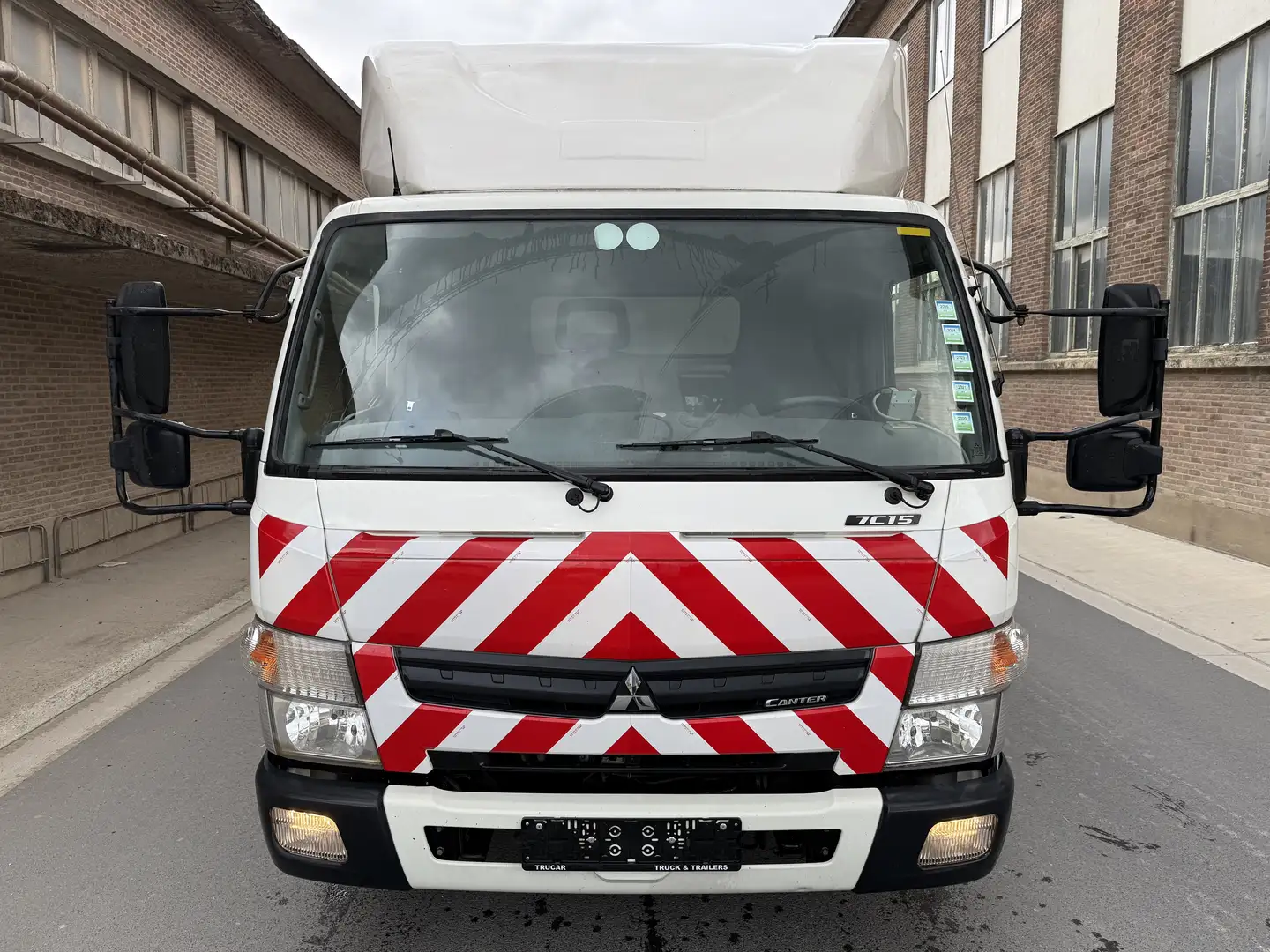 Mitsubishi Canter Fuso de 2015/04 avec Caisse Hayon et 97000 km ! - 2
