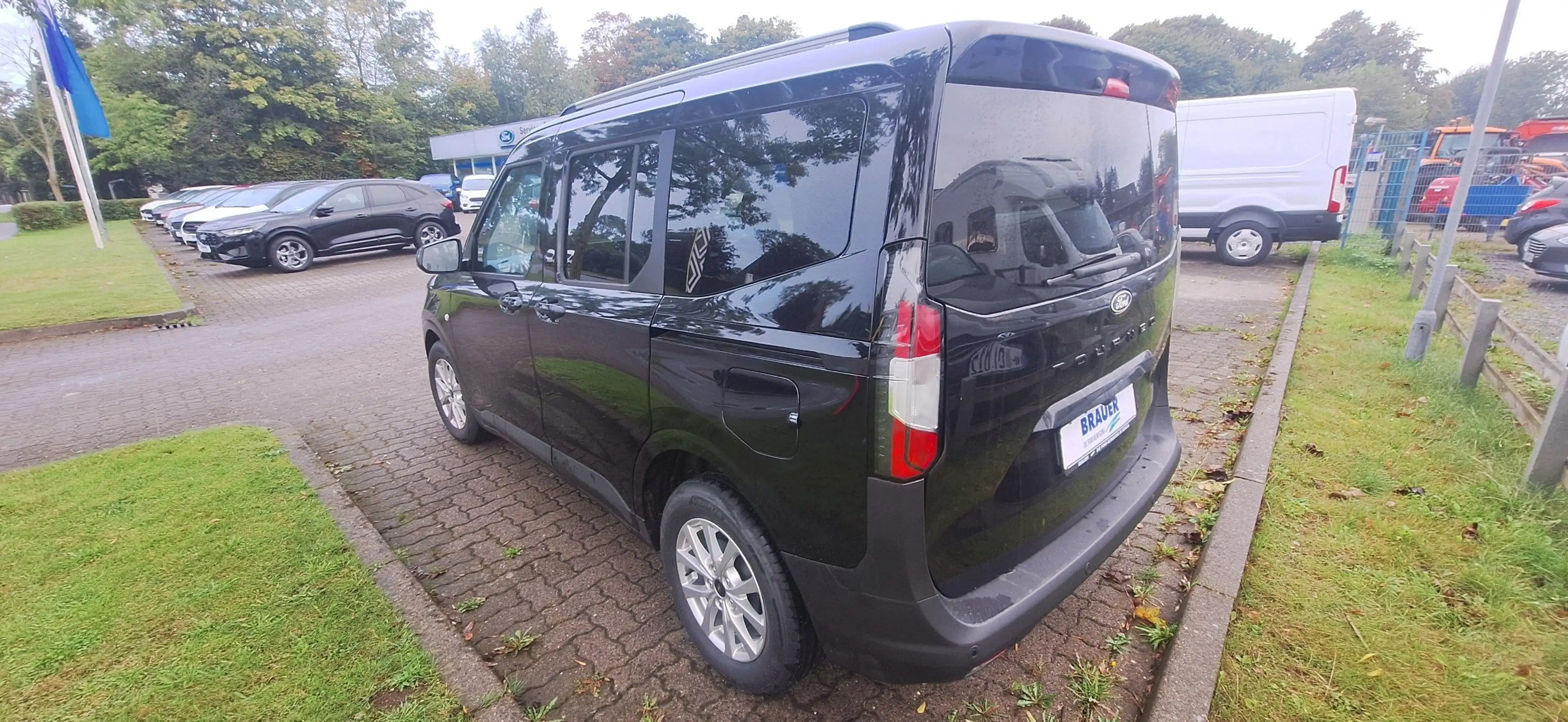Ford Tourneo Courier Titanium — photo 3