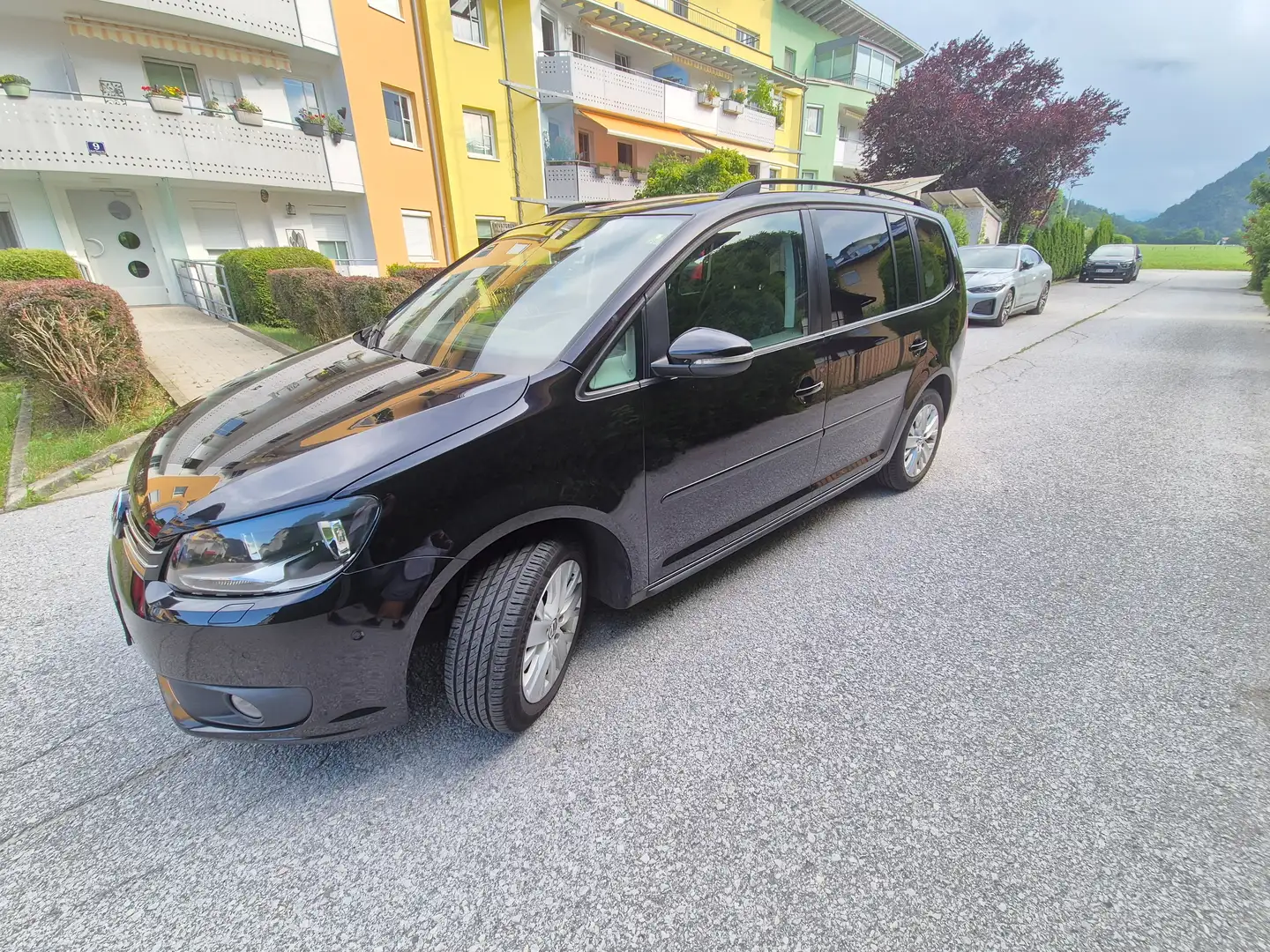 Volkswagen Touran 4Friends 1,6 BMT TDI DPF Schwarz - 1