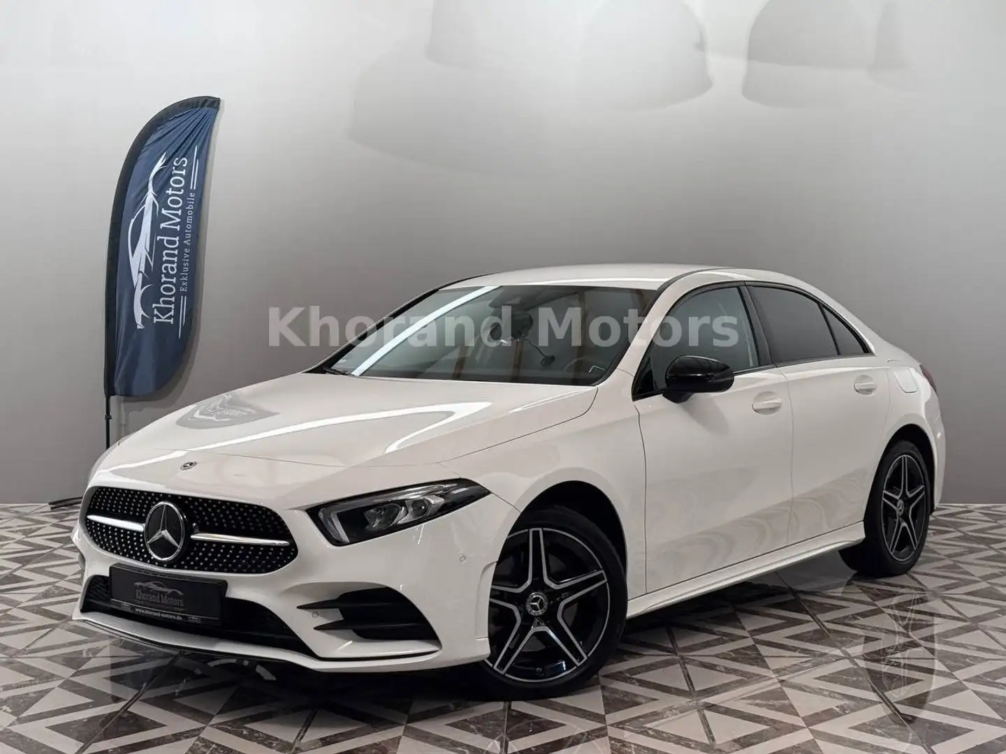 Mercedes-Benz A 250 e Limousine AMG Line Blanc - 1