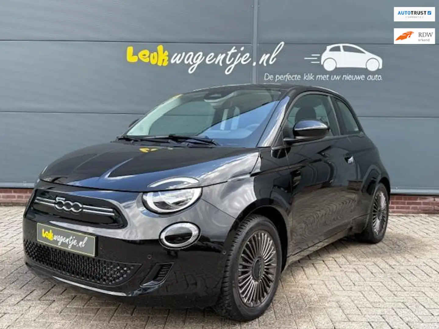 Fiat 500e 3+1 Urban 42kWh *fabrieksgarantie *eerste eig. Zwart - 1