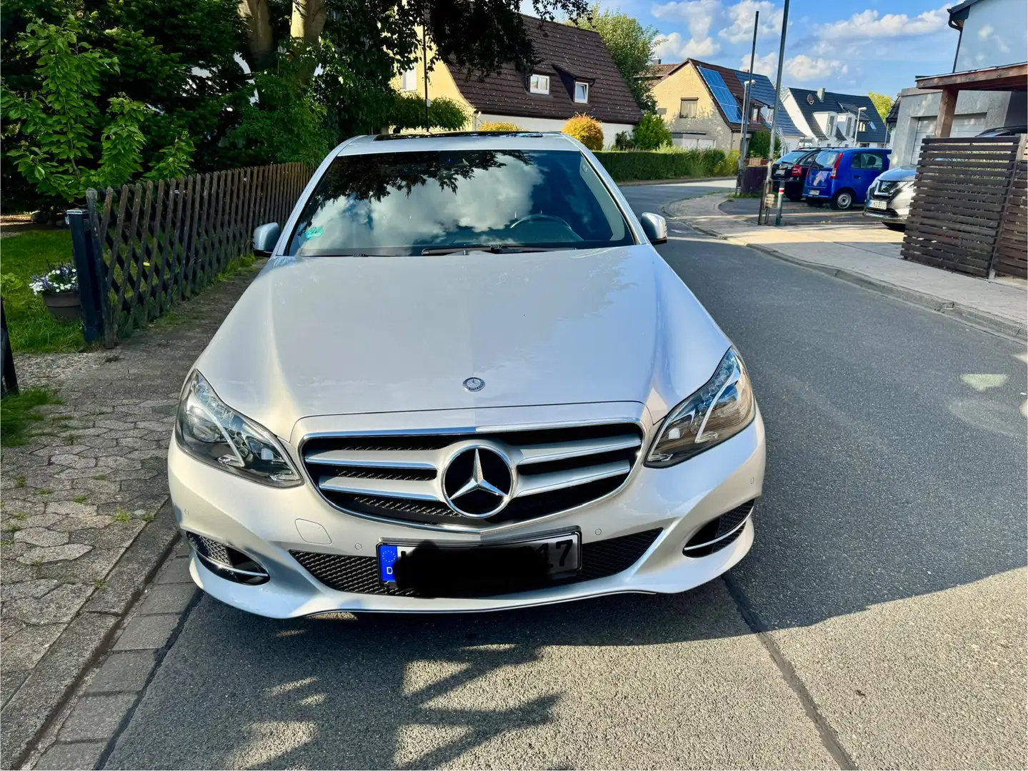 Mercedes-Benz E 200 E 200 CGI BlueEfficiency (212.034) Silber - 1