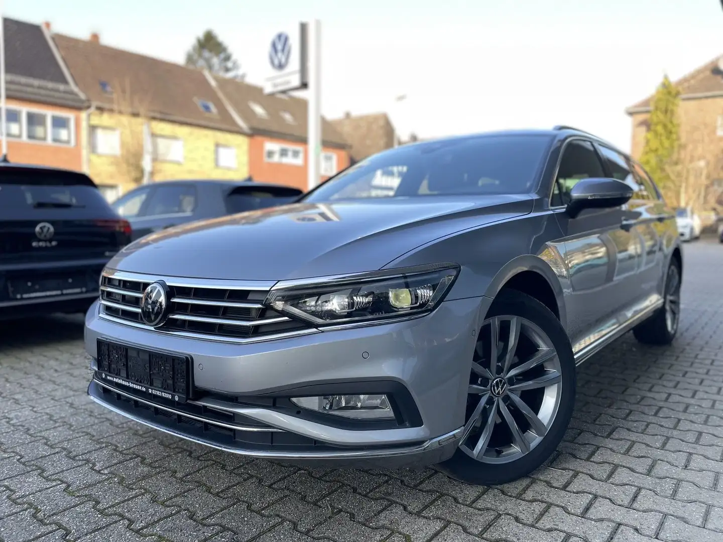 Volkswagen Passat Variant Elegance AHK,LEDER,NAV,BusPremPak Zilver - 1