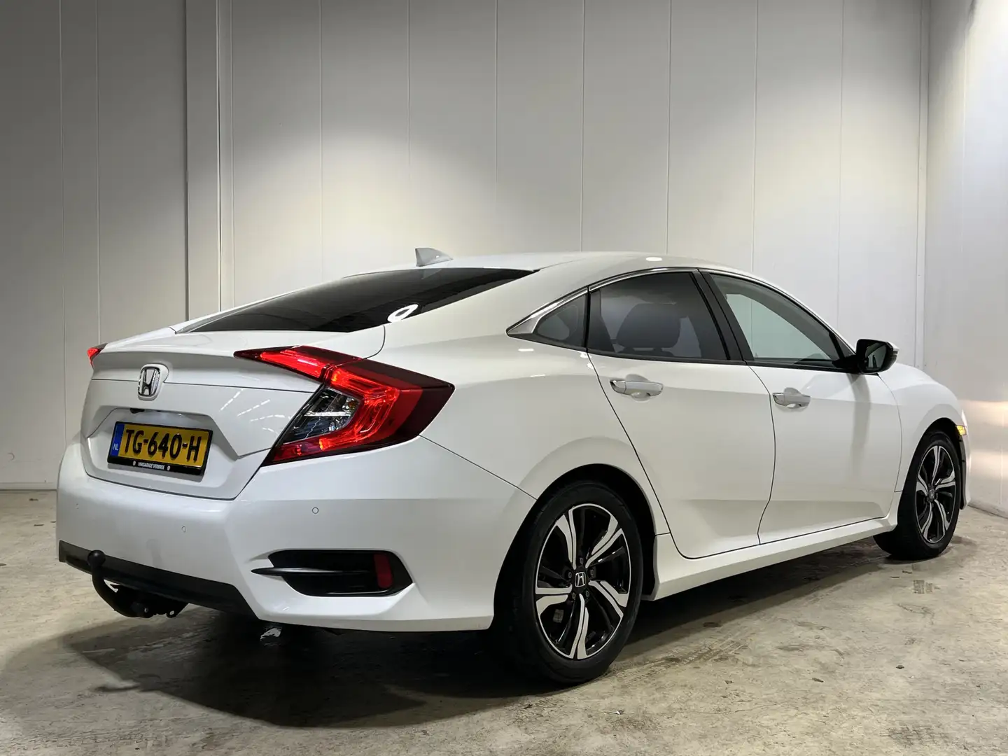 Honda Civic 1.5 i-VTEC Comfort | Navigatie | LM Velgen 17" | V Blanc - 2