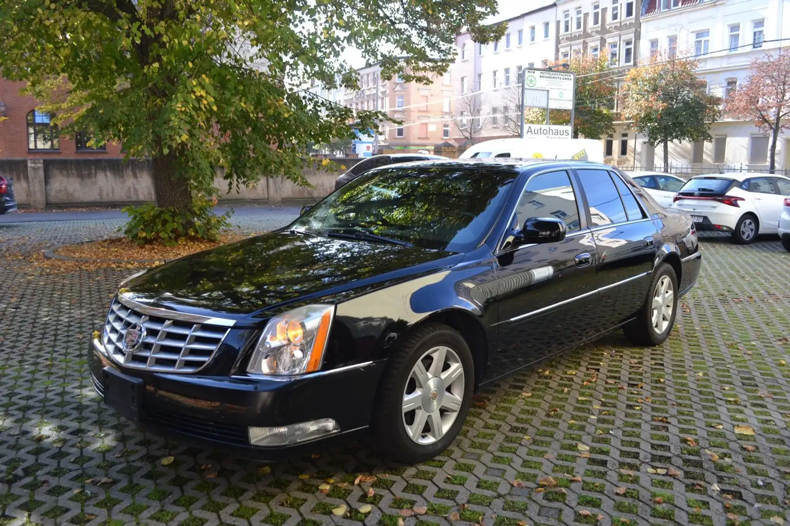 Cadillac DTS Schwarz - 1