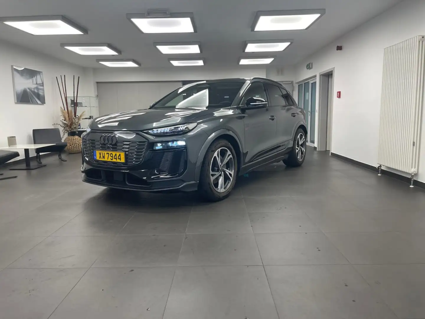 Audi Q6 e-tron e-tron S Line 250 CV / 185 kW Gris - 1