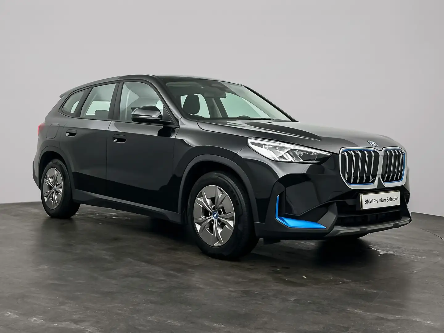 BMW iX1 xDrive30 Launch Edition 67 kWh | Achteruitrijcamer Noir - 2