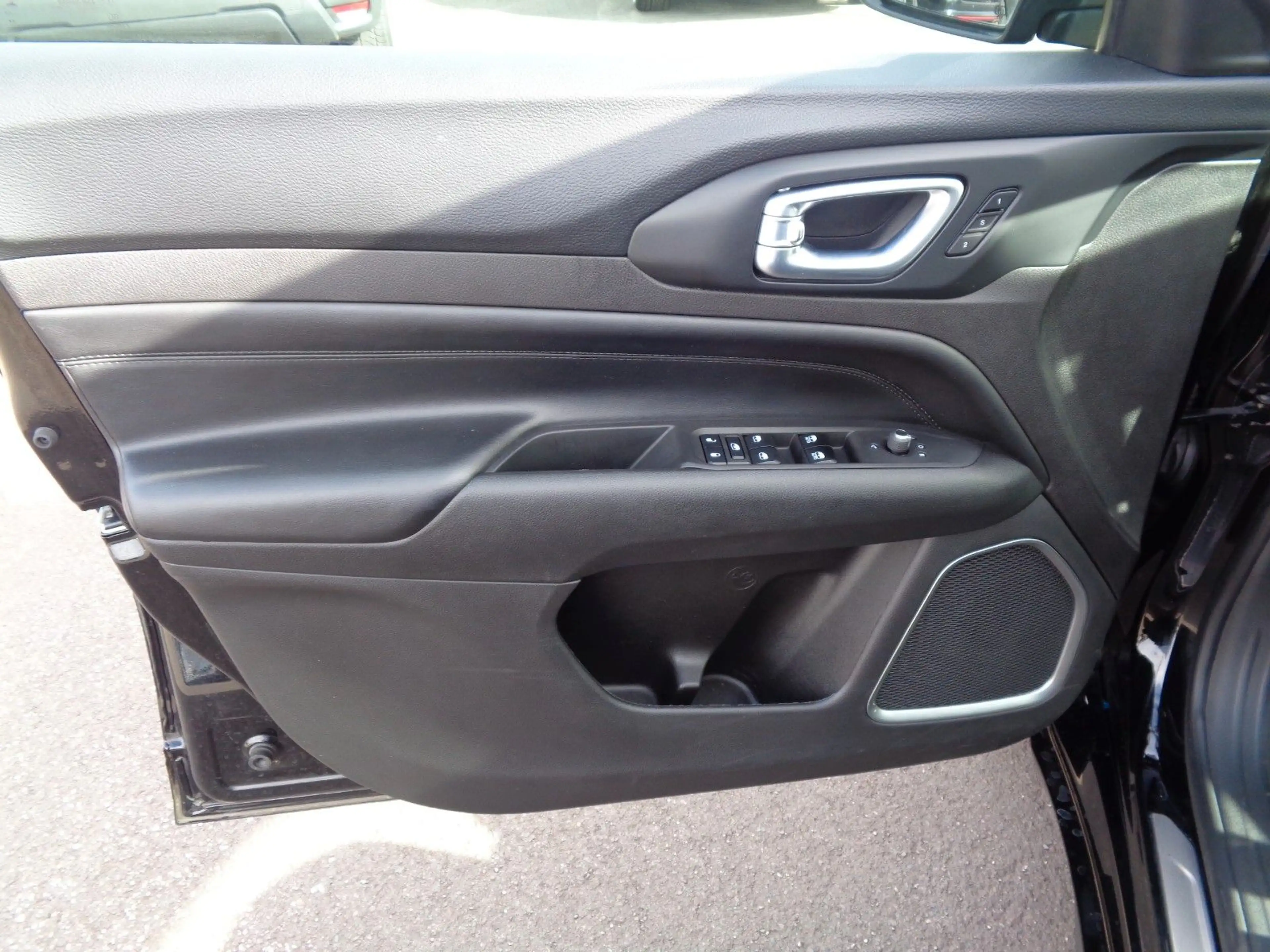 Jeep Compass Summit Plug-In Hybrid 4xe — photo 8