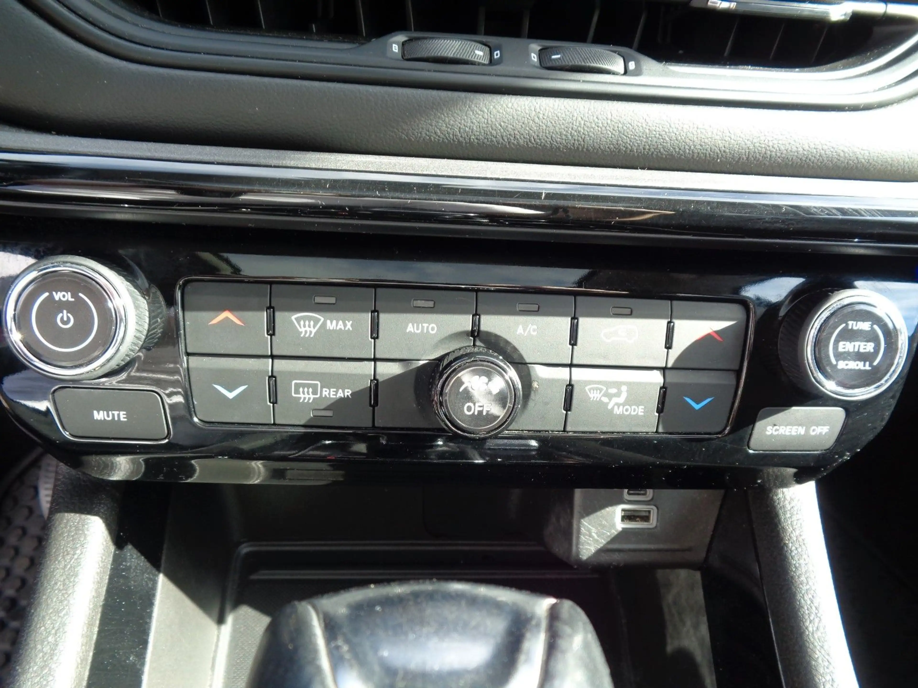 Jeep Compass Summit Plug-In Hybrid 4xe — photo 14