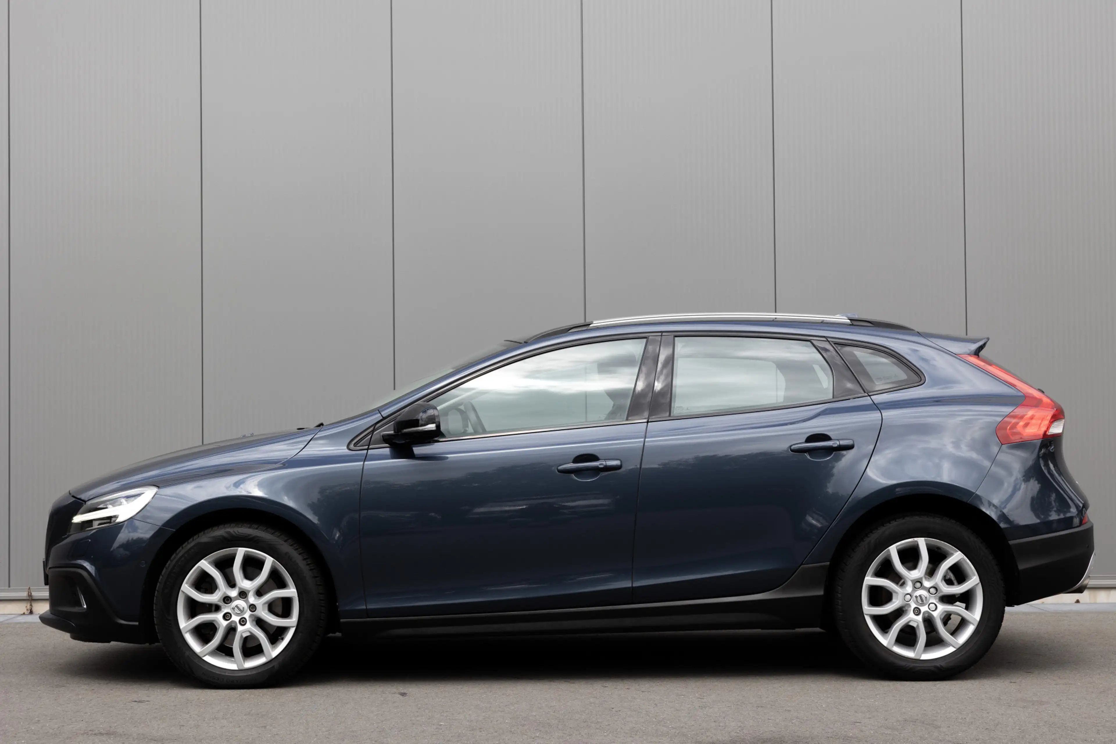 Volvo V40 Cross Country 2.0 T4 Nordic+ | LEDER | PANO | CAMERA | NL-AUTO | — photo 2